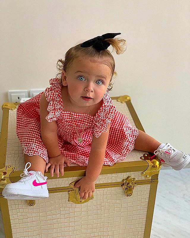 Chelsea participe au concours pour gagner de l'argent avec cette photo : baby, cheek, child, daughter, person, pink, play, sitting, skin, surprise, toddler