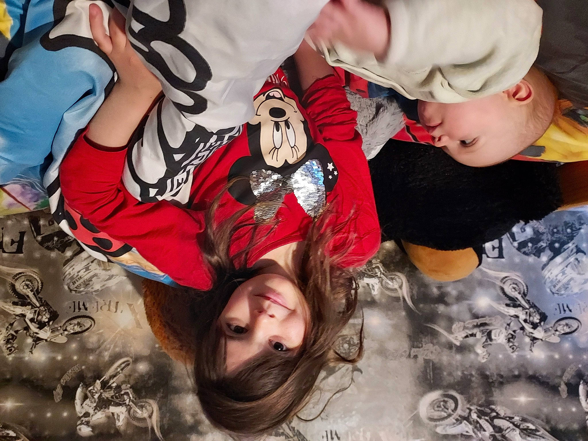 Léana a rejoint le concours — aidez-le/la à gagner de superbes lots ! art, cap, cool, crowd, event, facial_expression, fashion, flash_photography, font, friendship, fun, gesture, hairstyle, happy, joy, leisure, mouth, person, snapshot, t_shirt