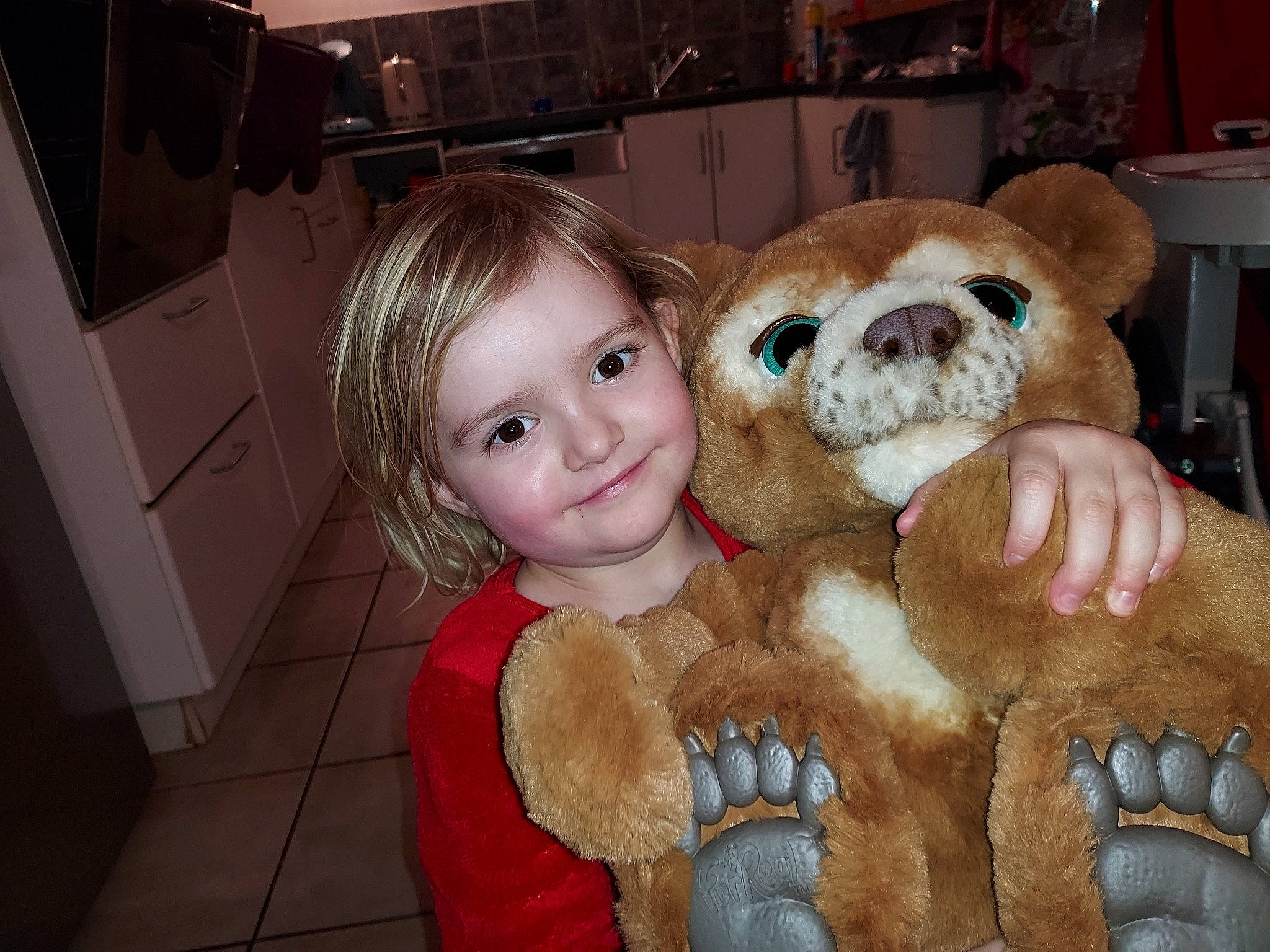 Éléonore participe au concours pour gagner de l'argent avec cette photo : cheek, child, companion_dog, eye, fawn, flooring, fun, fur, happy, head, iris, joy, nose, person, picture_frame, plush, skin, smile, snout, stuffed_toy