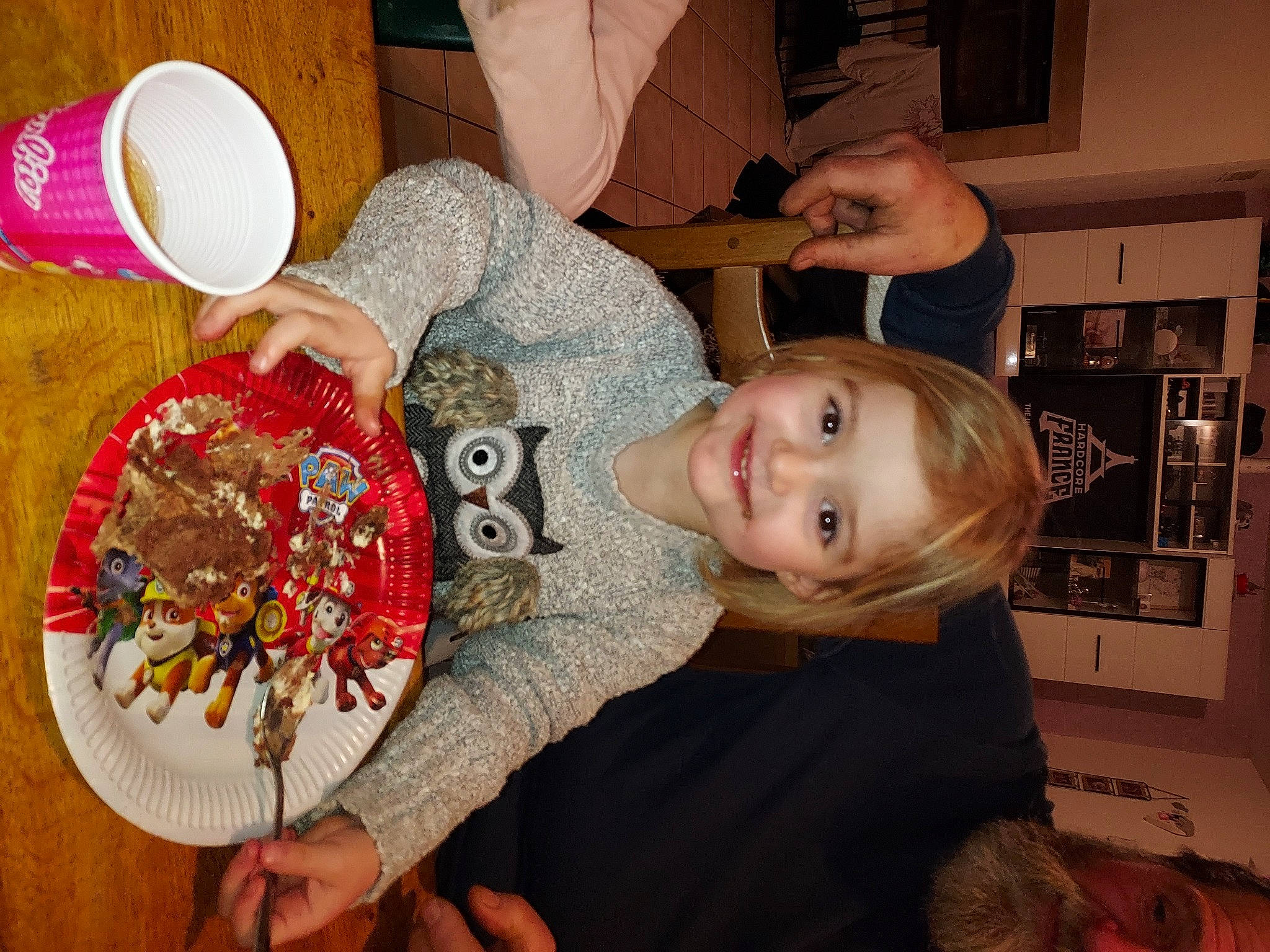 Éléonore a rejoint le concours — aidez-le/la à gagner de superbes lots ! child, cuisine, cup, dish, dishware, drinkware, food, fun, ingredient, joy, mug, person, picture_frame, plate, platter, room, serveware, smile, t_shirt, tableware