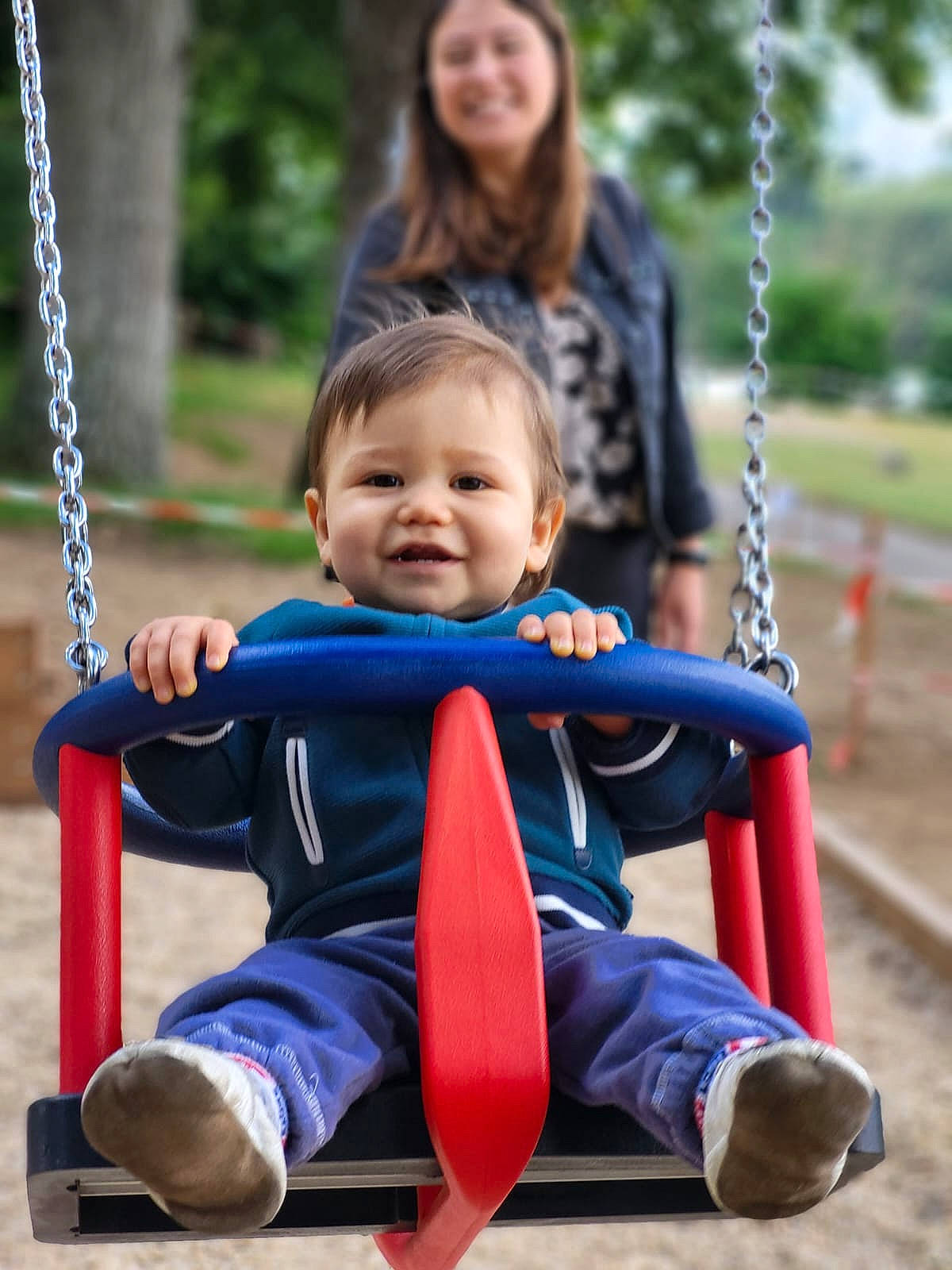 Alex a rejoint le concours — aidez-le/la à gagner de superbes lots ! blue, clothing, eye, face, hair, happy, head, human_body, joy, leisure, outerwear, person, photograph, playground, skin, sleeve, smile, standing, swing, toddler