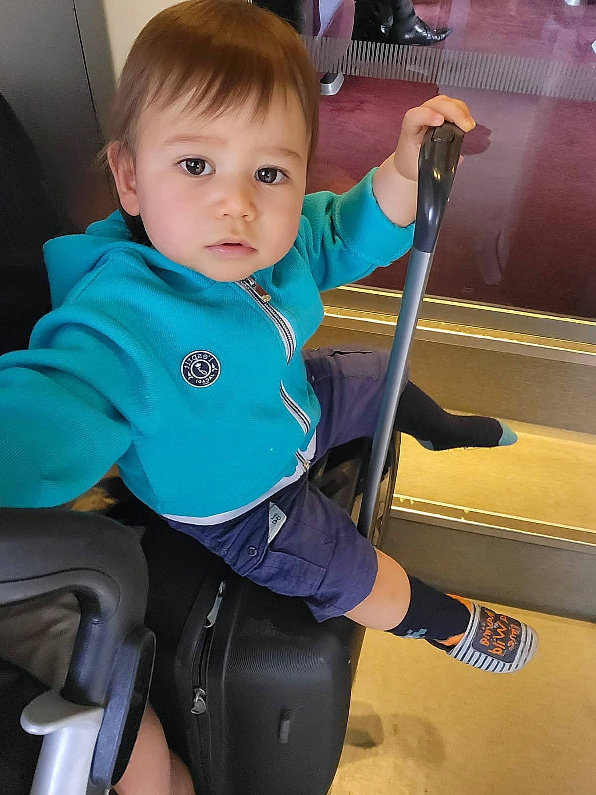 Alex participe au concours pour gagner de l'argent avec cette photo : baby, baby_toddler_clothing, boats_and_boating_equipment_and_supplies, cheek, child, comfort, electric_blue, fun, human_leg, knee, leisure, person, sitting, sleeve, sportswear, steering_wheel, t_shirt, thigh, toddler, vehicle_door