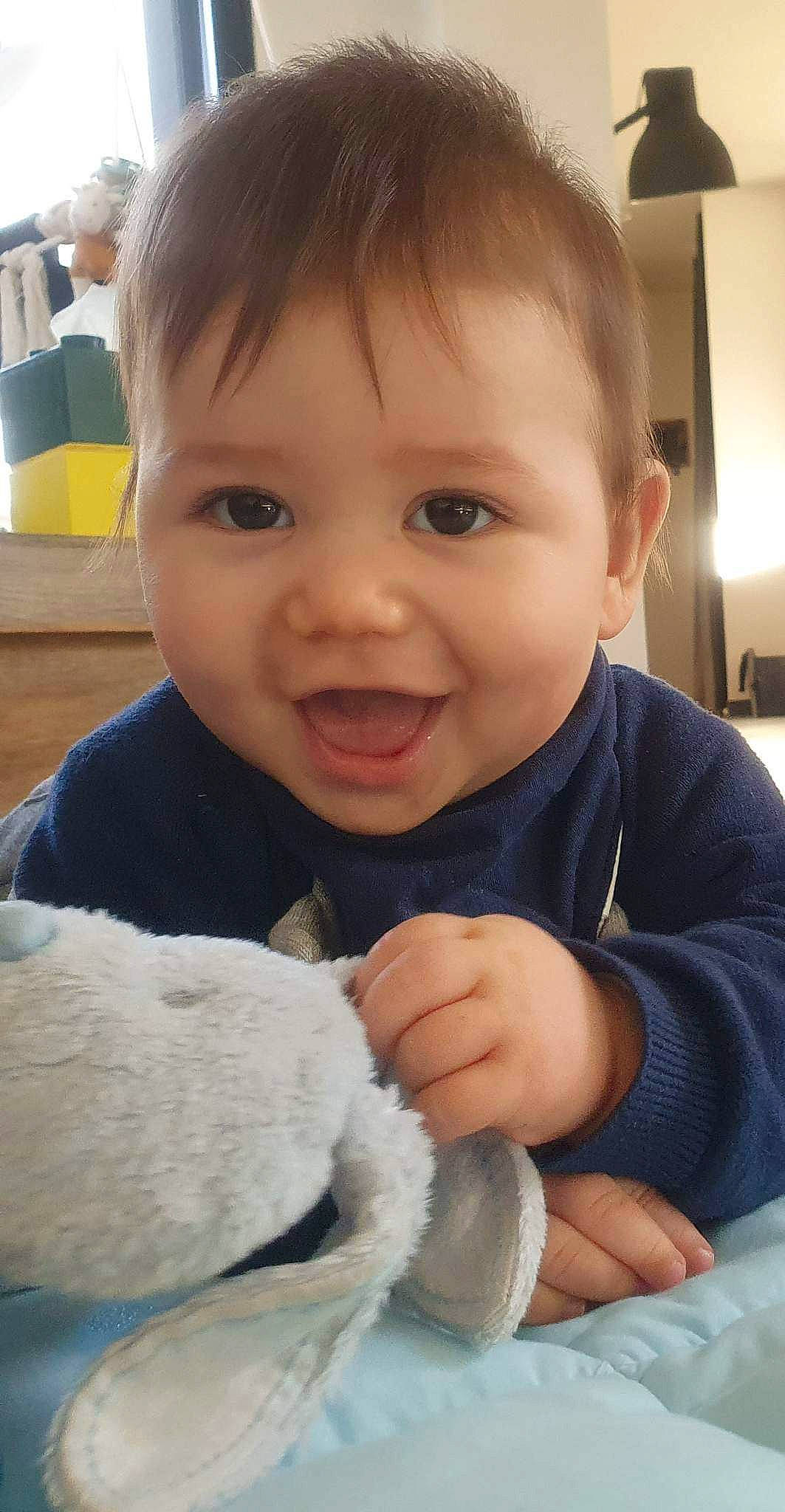 Alex a rejoint le concours — aidez-le/la à gagner de superbes lots ! baby_toddler_clothing, cheek, chin, comfort, facial_expression, finger, gesture, hand, happy, iris, lip, mammal, mouth, nose, person, skin, sleeve, smile, textile, thumb