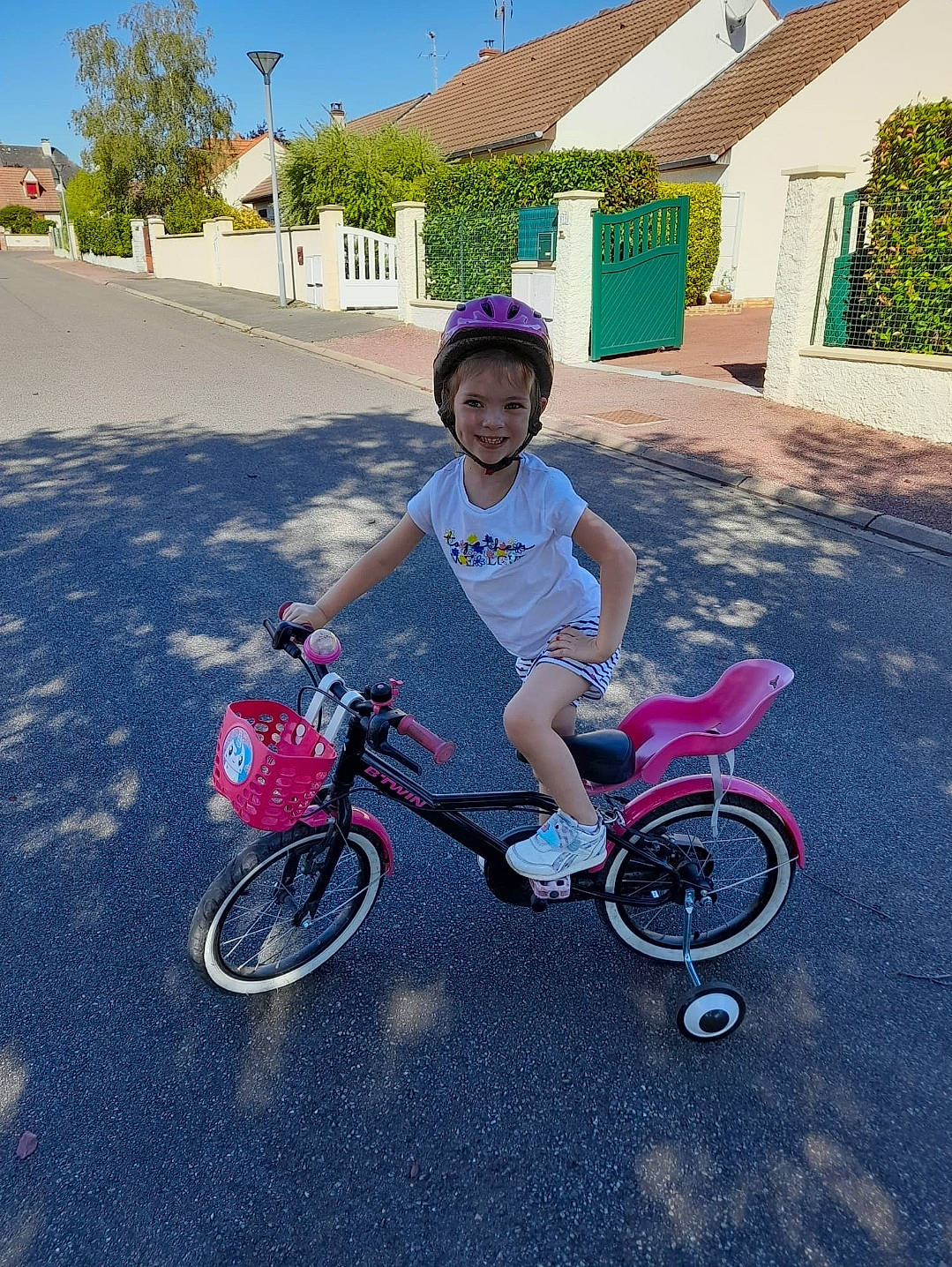 Tiana participe au concours pour gagner de l'argent avec cette photo : bicycle, bicycle_fork, bicycle_frame, bicycle_handlebar, bicycle_hub, bicycle_part, bicycle_saddle, bicycle_tire, bicycle_wheel, bicycle_wheel_rim, bicycles_equipment_and_supplies, crankset, headwear, helmet, joy, person, pink, plant, sky, smile