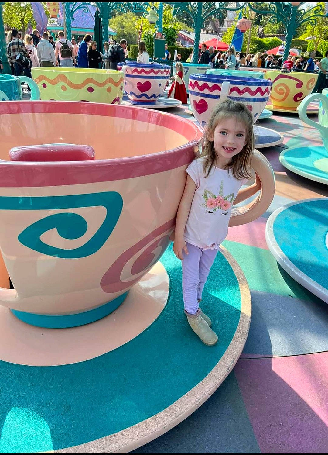 Tiana participe au concours pour gagner de l'argent avec cette photo : amusement_park, amusement_ride, blue, child, chute, city, event, fun, games, green, happy, joy, leisure, person, plant, play, playground, recreation, shorts, smile