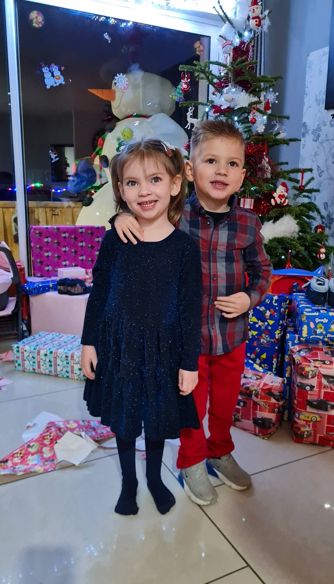 Tiana participe au concours pour gagner de l'argent avec cette photo : boot, child, christmas, christmas_decoration, christmas_ornament, christmas_tree, event, fashion_design, fun, happy, hat, holiday, holiday_ornament, joy, pattern, person, red, smile, toddler, tradition