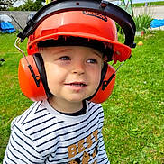 Esteban a rejoint le concours — aidez-le/la à gagner de superbes lots ! best_friends, casual_clothing, child, cute, daylight, earmuffs, grass, greenery, happy, helmet, outdoor, person, playground, portrait, safety_gear, smiling, striped_shirt, sunny, toddler, young_child