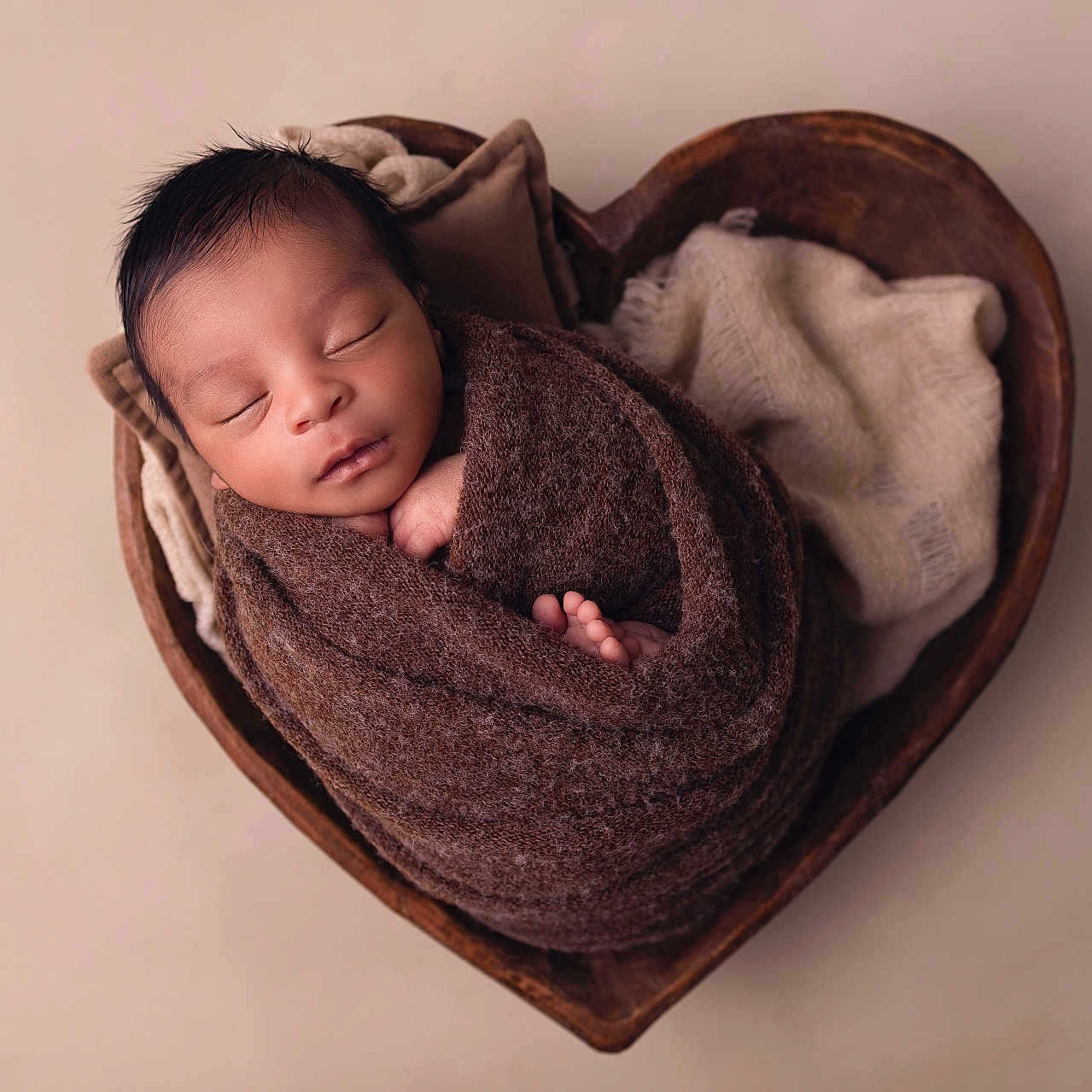 Jaïyden participe au concours pour gagner de l'argent avec cette photo : baby, blanket, brown, child, closed_eyes, cozy, cute, head, heart_shaped_bowl, indoor, infant, newborn, peaceful, portrait, skin, sleeping, soft_fabric, toddler, wooden, wrapped