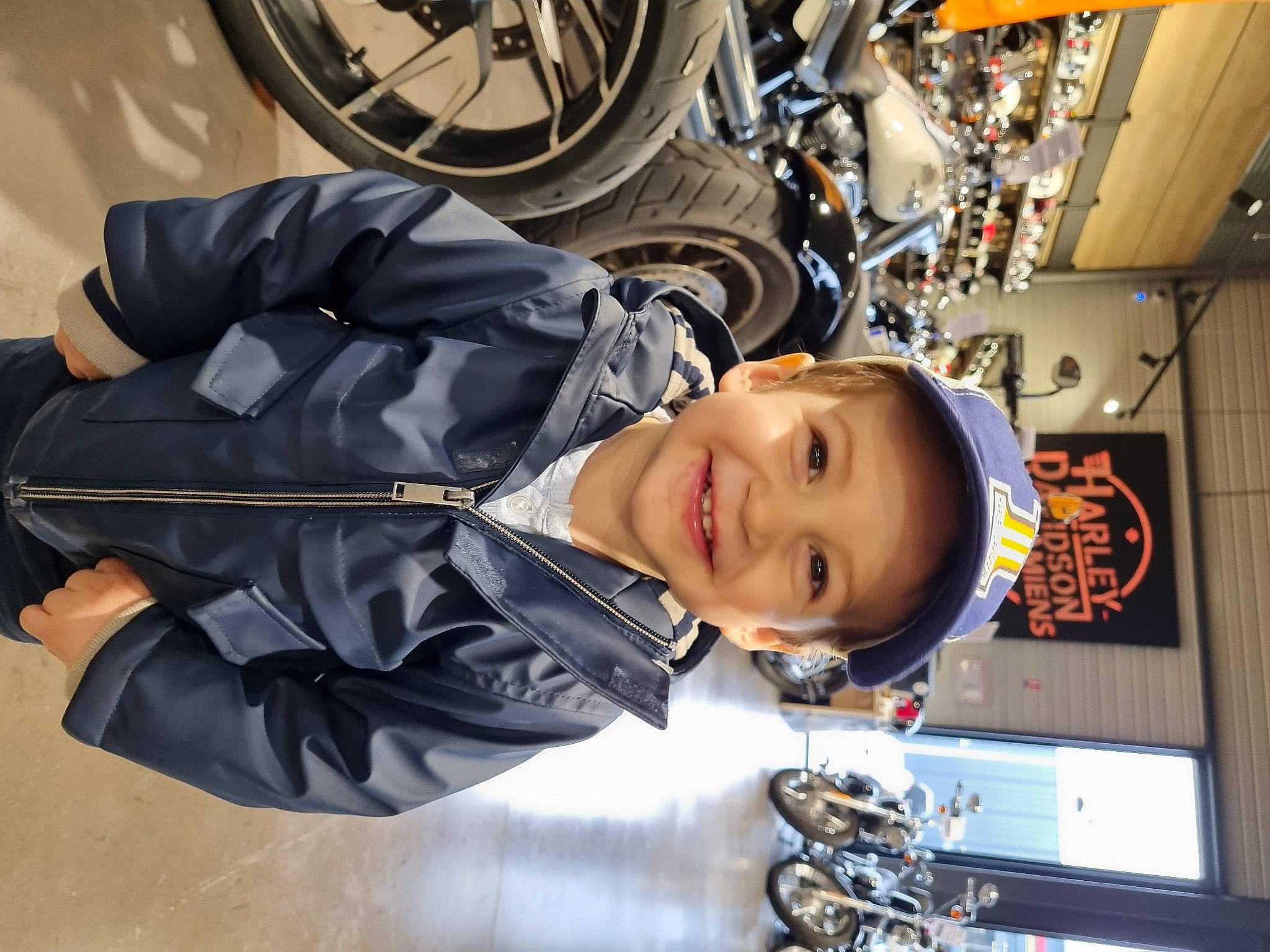 Tylio a rejoint le concours — aidez-le/la à gagner de superbes lots ! auto_part, automotive_design, automotive_lighting, automotive_tire, automotive_wheel_system, bicycle_tire, bicycle_wheel, engineering, headwear, helmet, jacket, joy, machine, motor_vehicle, person, personal_protective_equipment, recreation, rim, smile, spoke