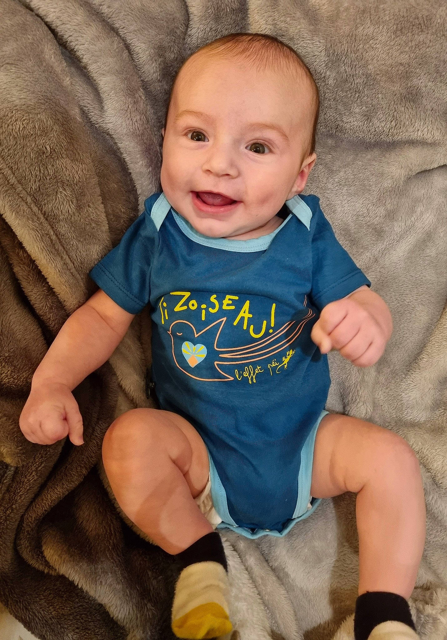 Arthur a rejoint le concours — aidez-le/la à gagner de superbes lots ! baby, baby_toddler_clothing, cheek, child, comfort, electric_blue, eye, face, finger, happy, head, leg, person, plant, product, skin, sleeve, smile, t_shirt, textile