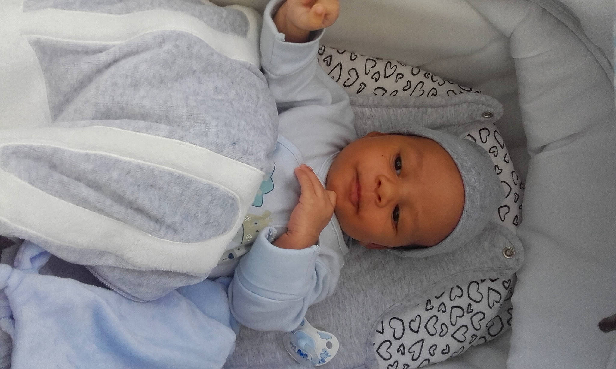 Youssouf participe au concours pour gagner de l'argent avec cette photo : baby, baby_products, baby_sleeping, baby_toddler_clothing, bedding, bedtime, blanket, child, comfort, grey, hat, headwear, linens, nap, pattern, person, product, room, sleep, sleeve