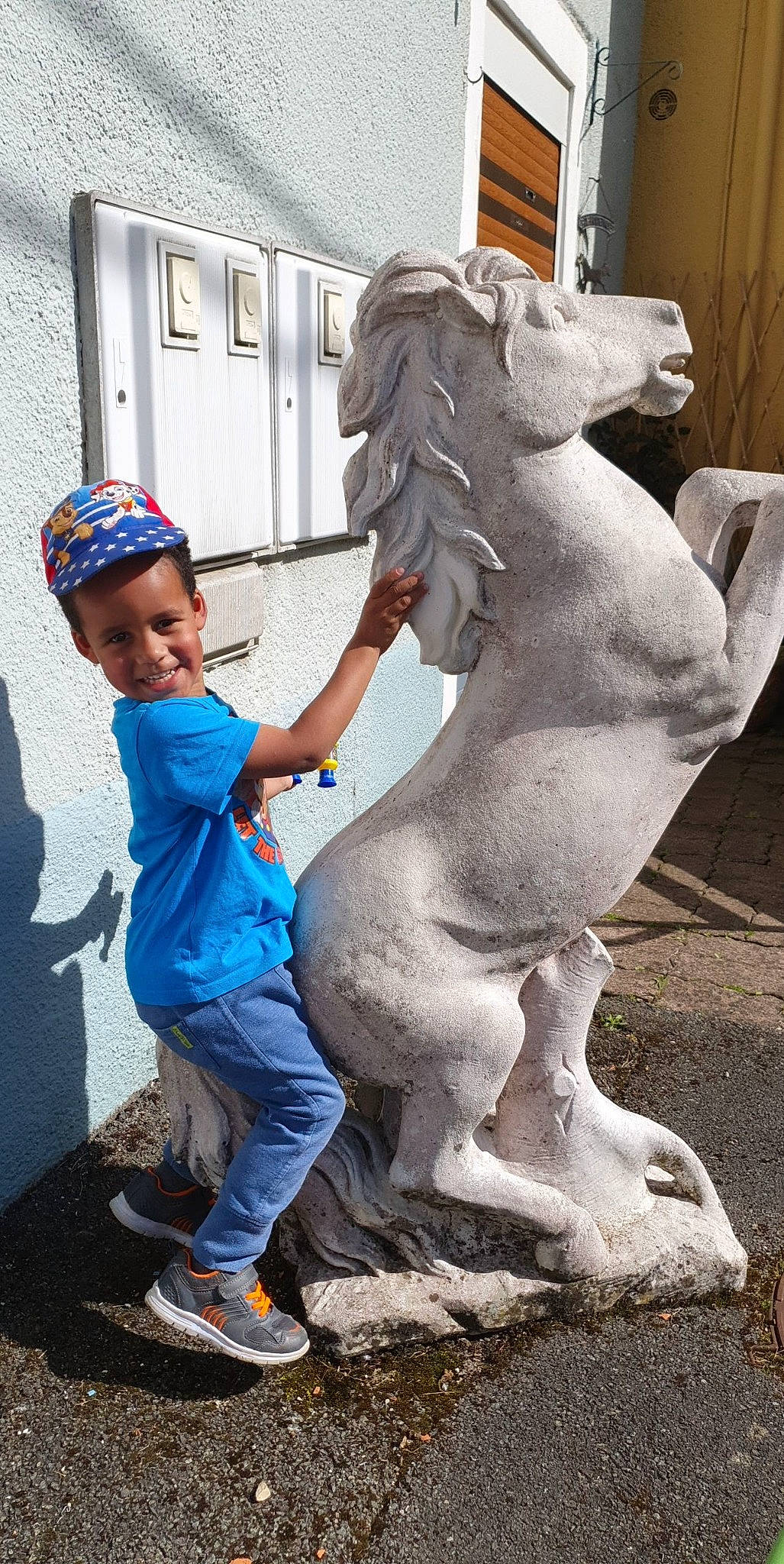 Youssouf a rejoint le concours — aidez-le/la à gagner de superbes lots ! art, baseball_cap, blue, cap, chest, classical_sculpture, gesture, hairstyle, happy, interaction, joy, lawn_ornament, leg, leisure, monument, person, recreation, sandal, sculpture, statue