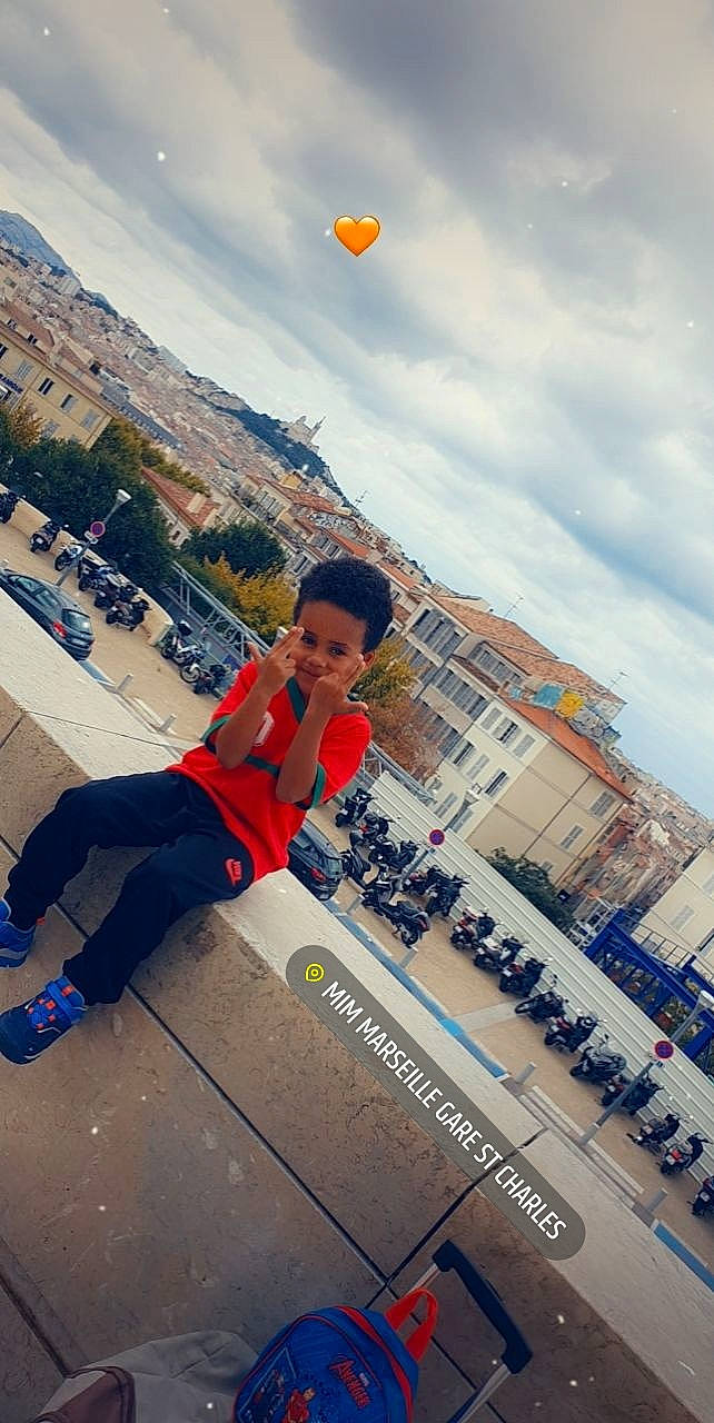 Youssouf participe au concours pour gagner de l'argent avec cette photo : ball, balloon, city, cloud, competition_event, electric_blue, fun, happy, hot_air_balloon, leisure, person, recreation, rolling, sky, sports, sportswear, street_stunts, toddler, tourism, travel