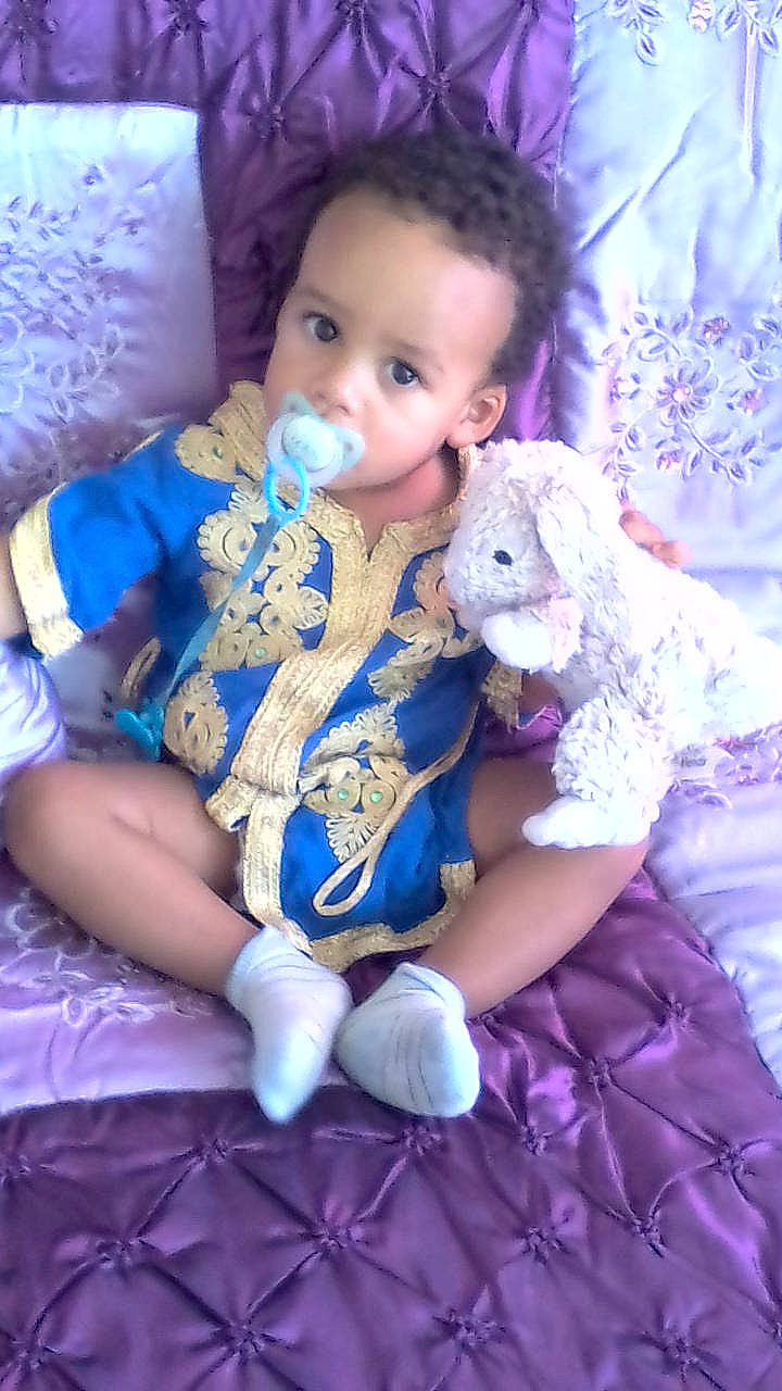 Youssouf a rejoint le concours — aidez-le/la à gagner de superbes lots ! baby, baby_toddler_clothing, blue, companion_dog, doll, fawn, hairstyle, hand, happy, iris, pattern, person, pink, purple, skin, stuffed_toy, teddy_bear, textile, toy, trunk