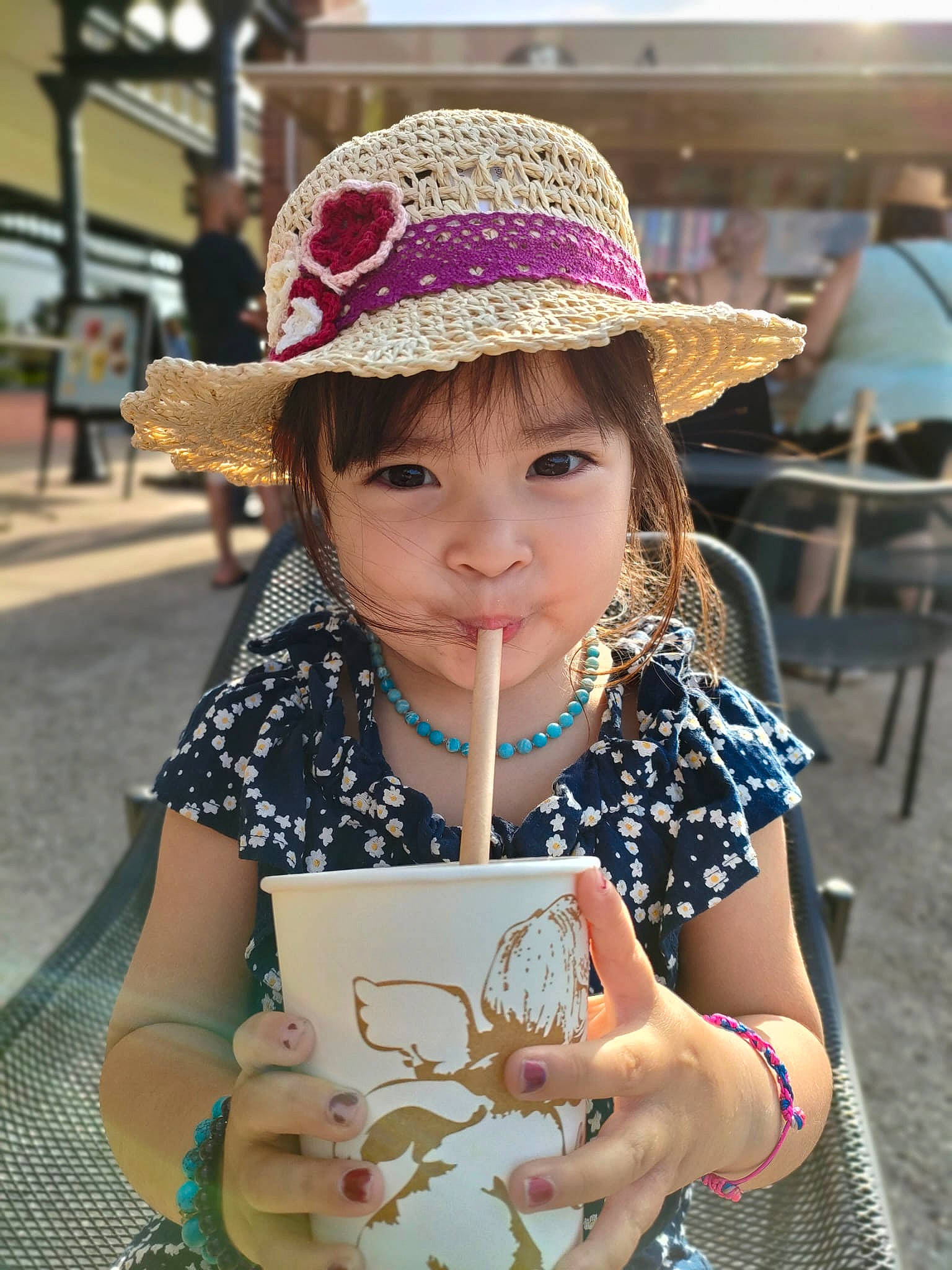 Athena a rejoint le concours — aidez-le/la à gagner de superbes lots ! chair, child, city, event, eyewear, fashion_accessory, fun, hairstyle, happy, hat, human_settlement, leisure, person, photograph, recreation, snapshot, spring, street, sun_hat, toddler
