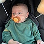 Giovanni participe au concours pour gagner de l'argent avec cette photo : baby, blanket, car_seat, child, closeup, clothing, cute, face, green_clothing, hand, indoor, infant, newborn, pacifier, peaceful, portrait, seatbelt, sitting, soft_light, young_child
