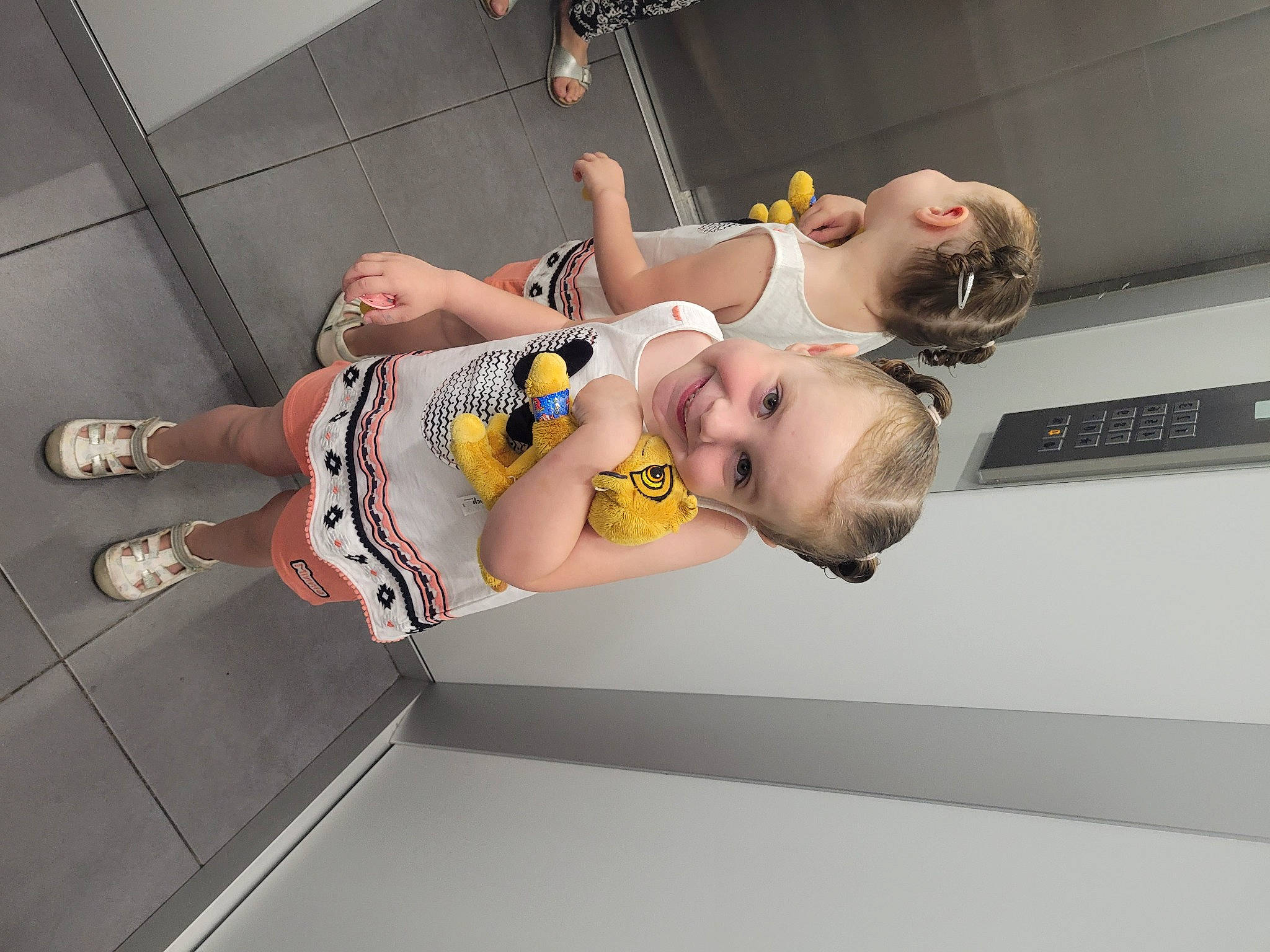 Léonie a rejoint le concours — aidez-le/la à gagner de superbes lots ! abdomen, baby, chest, child, elbow, eyelash, eyewear, foot, fun, human_leg, joy, knee, leg, person, room, smile, thigh, toddler, trunk