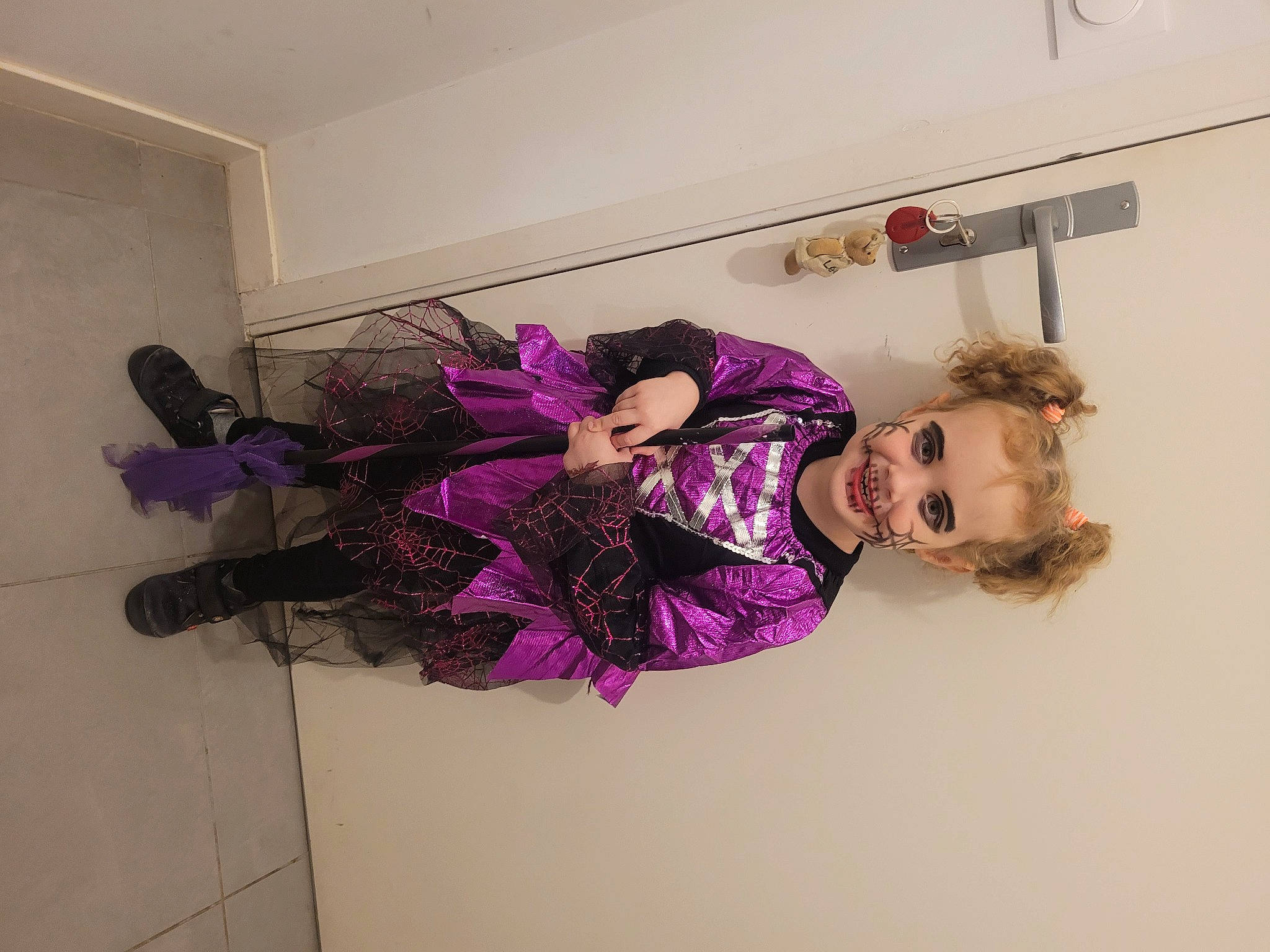 Léonie participe au concours pour gagner de l'argent avec cette photo : baby_toddler_clothing, child, comfort, fashion_design, flooring, fun, happy, hat, magenta, person, pink, plant, purple, room, thigh, toddler, violet