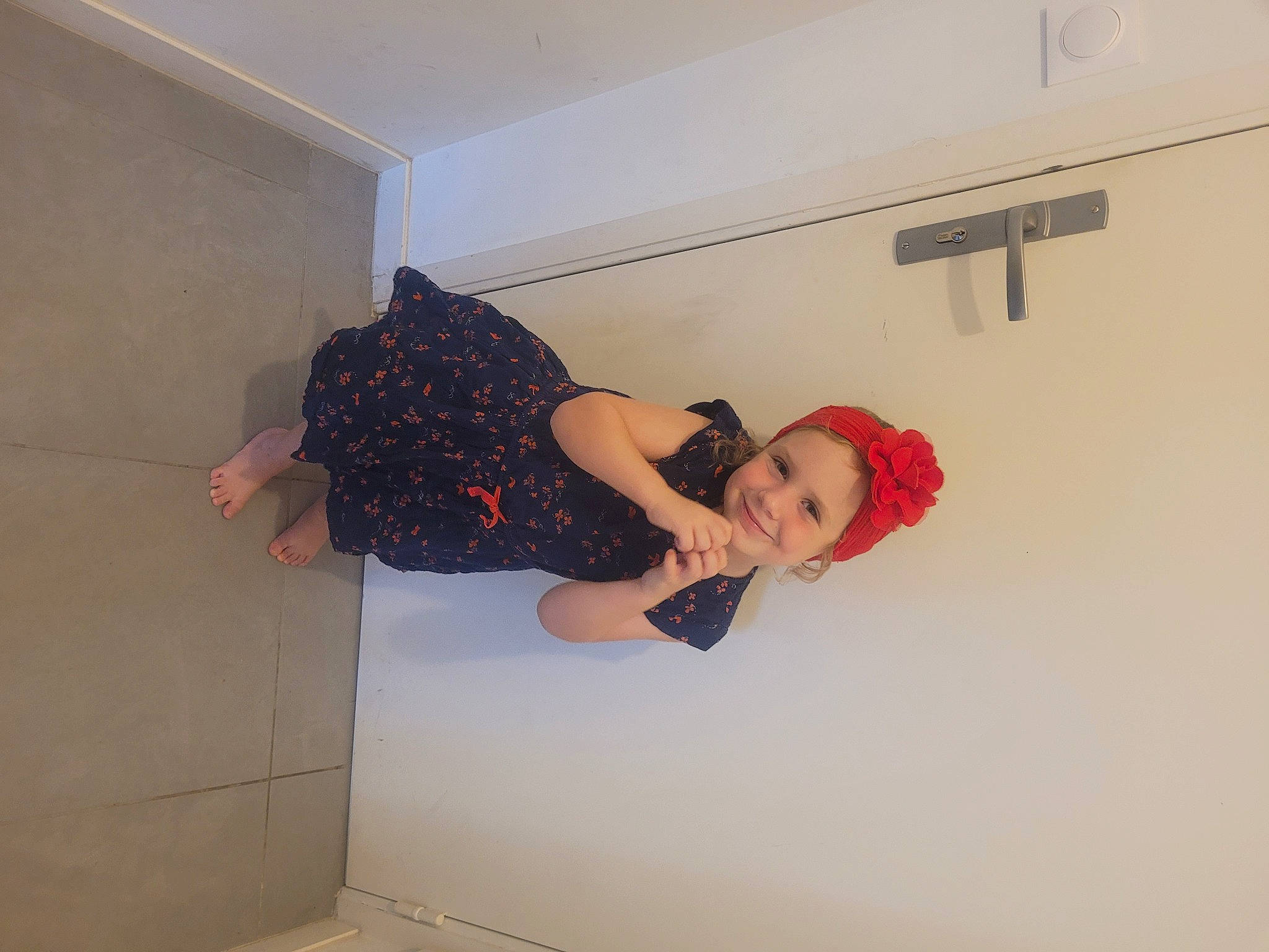 Léonie participe au concours pour gagner de l'argent avec cette photo : ceiling, cleanliness, comfort, elbow, fashion_design, flooring, fun, hat, headwear, hip, human_leg, joy, knee, pattern, person, plaster, room, sandal, shoulder, sleeve