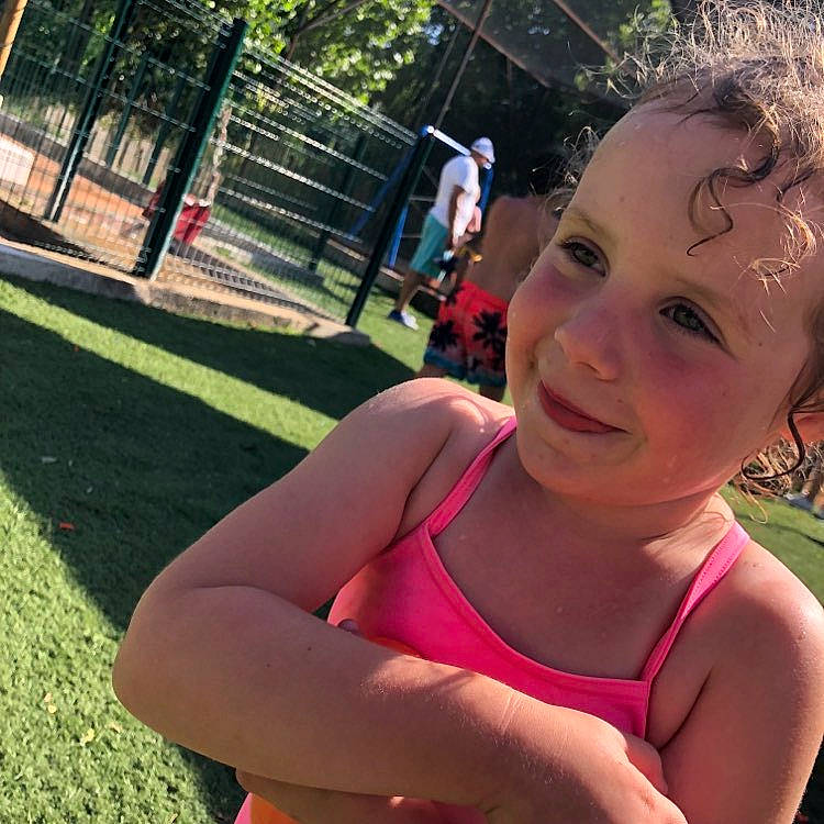 Léonie a rejoint le concours — aidez-le/la à gagner de superbes lots ! abdomen, beauty, chest, cool, fun, grass, happy, joy, leisure, mammal, people_in_nature, person, plant, public_space, recreation, summer, sunlight, thigh, toddler, tree