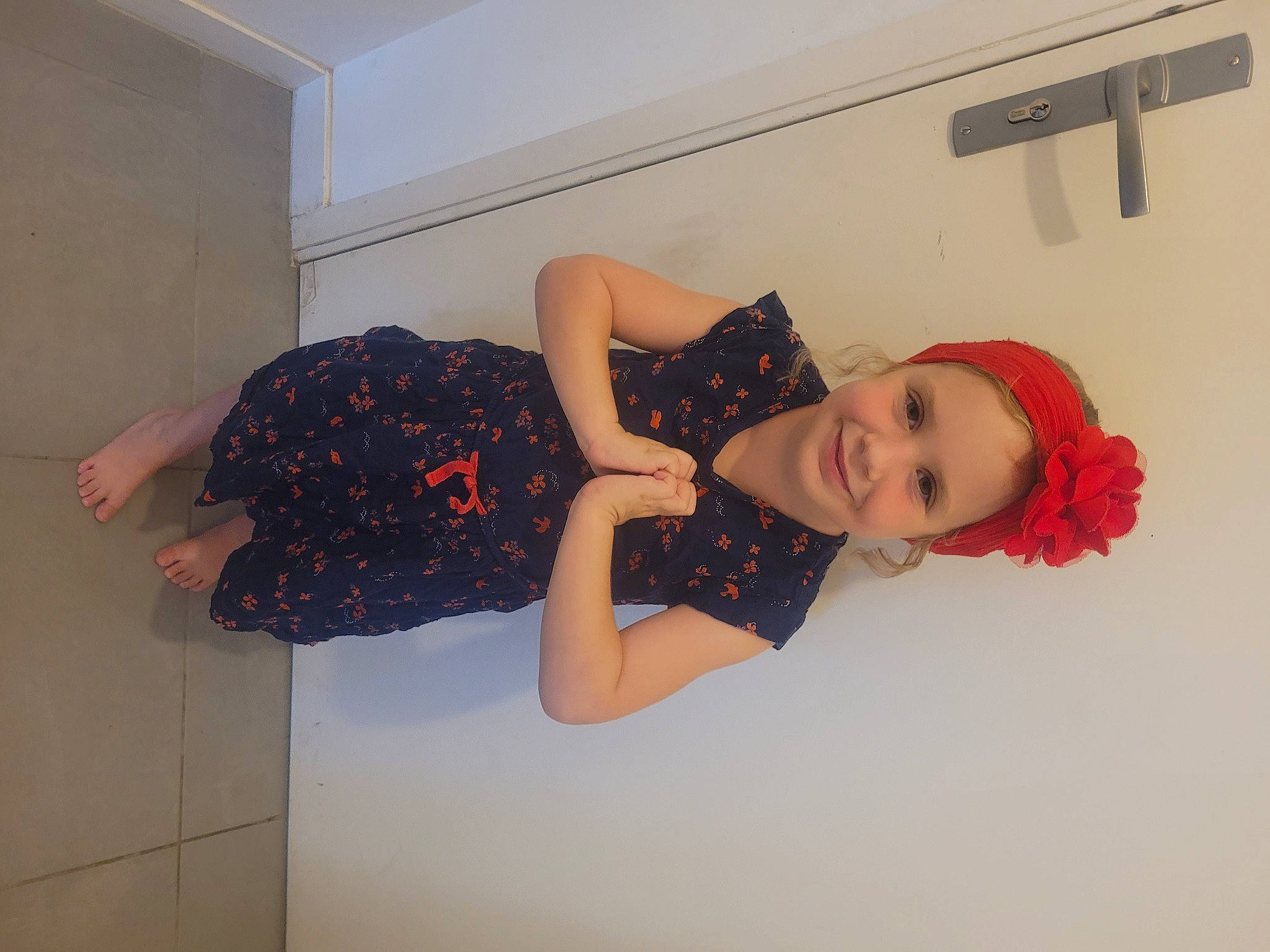 Léonie a rejoint le concours — aidez-le/la à gagner de superbes lots ! cleanliness, day_dress, dress, elbow, flooring, fun, happy, headwear, human_leg, joy, knee, leg, magenta, one_piece_garment, pattern, person, room, sleeve, smile, thigh
