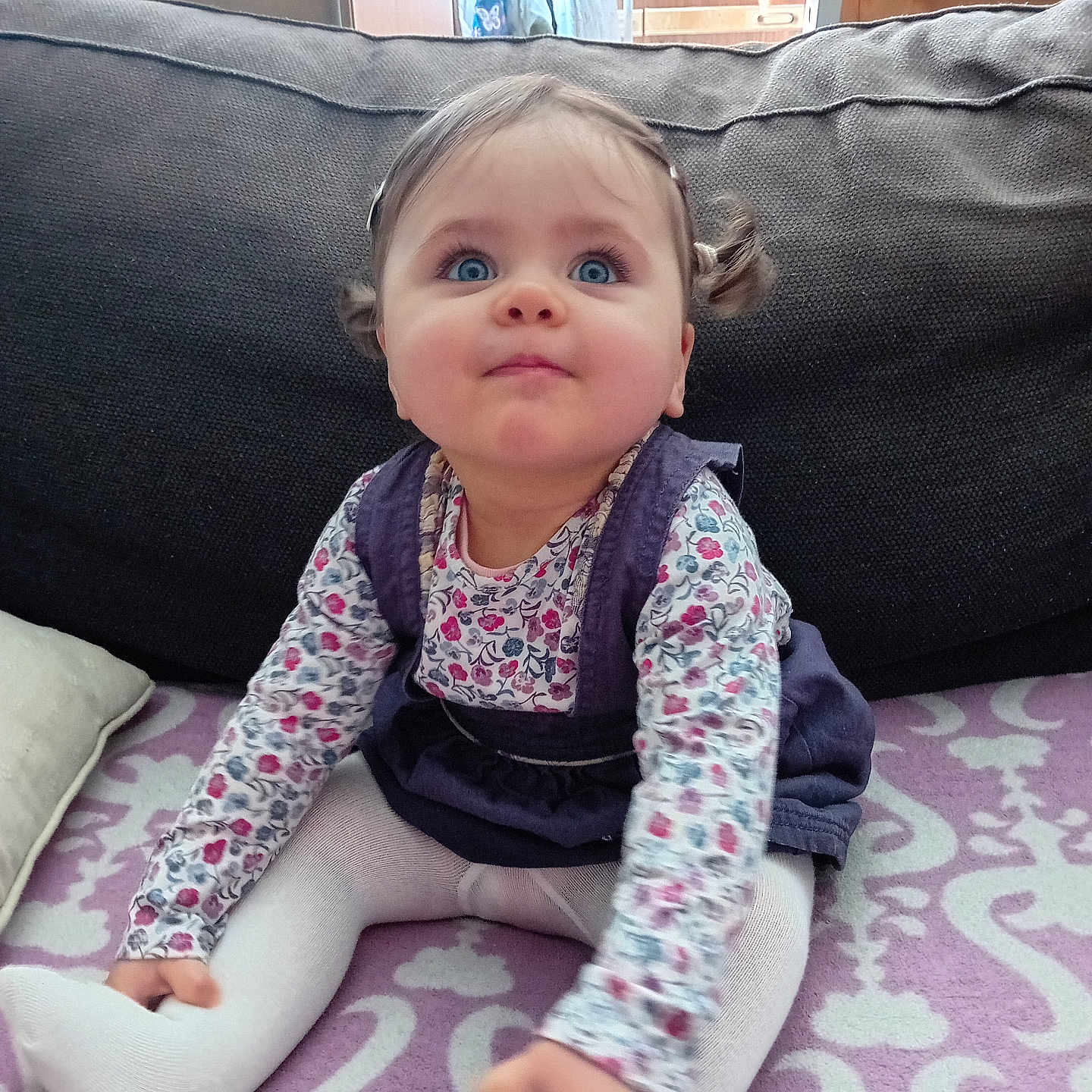 Romie participe au concours pour gagner de l'argent avec cette photo : architecture, baby, bodypart, building, clothing, couch, cushion, face, finger, furniture, hand, head, homedecor, indoors, livingroom, pants, person, photography, portrait, sitting