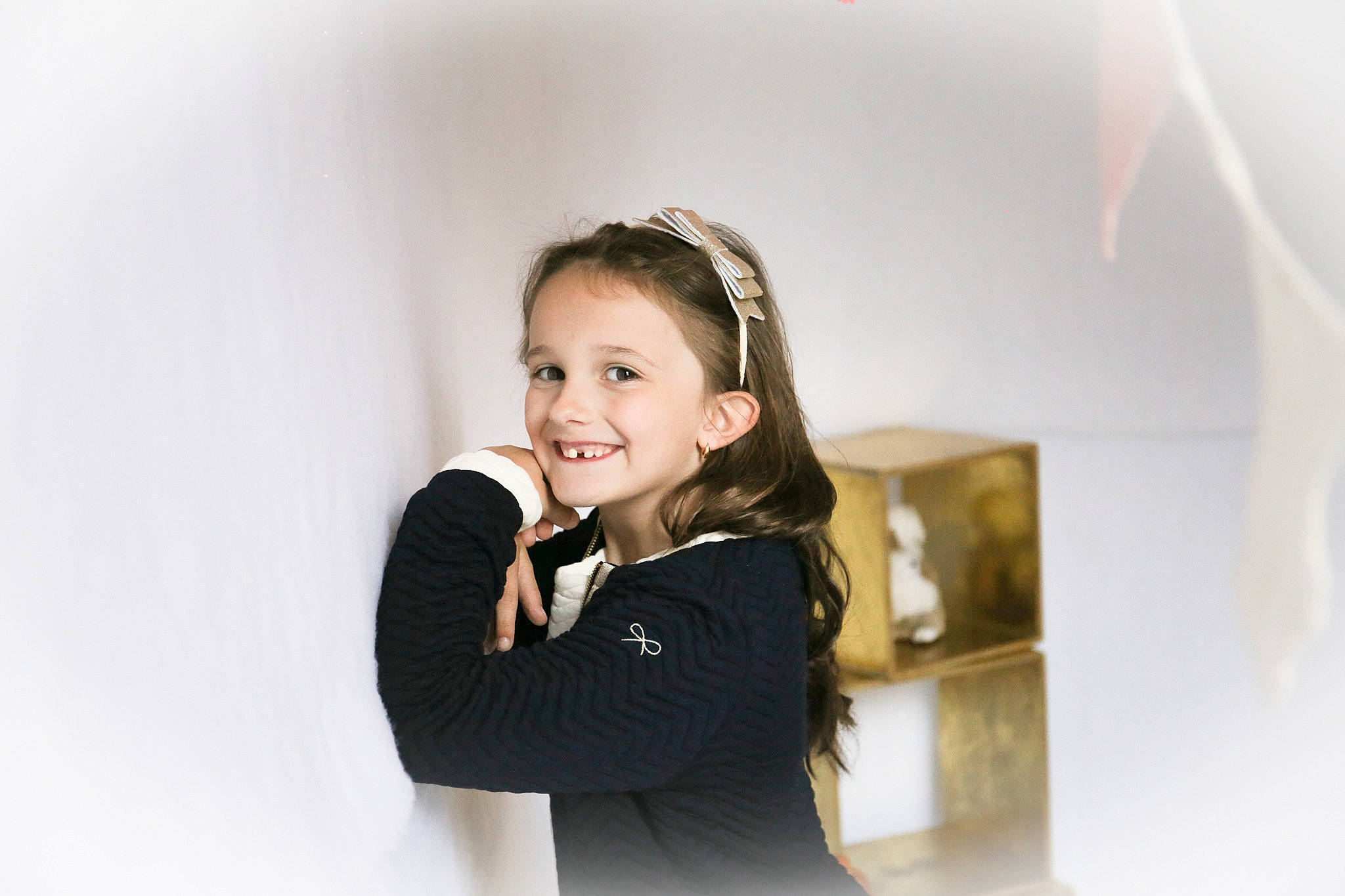 Maywenn participe au concours pour gagner de l'argent avec cette photo : audio_equipment, blond, event, fashion_accessory, fashion_design, flash_photography, fun, fur, gesture, happy, human_body, joy, laugh, neck, person, room, shoulder, sitting, sleeve, smile