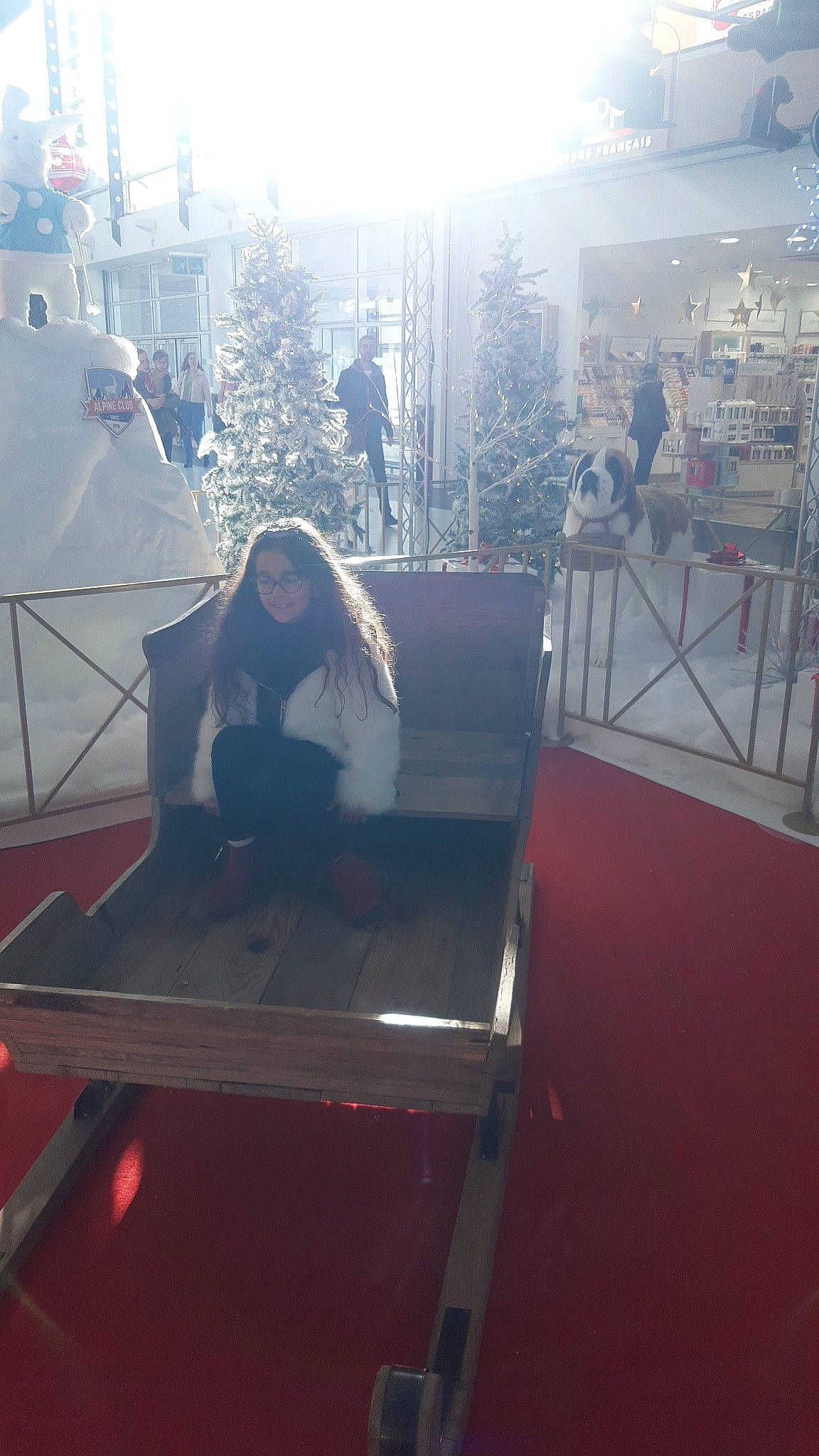 Mayssa a rejoint le concours — aidez-le/la à gagner de superbes lots ! automotive_window_part, event, flooring, fun, glass, joy, leisure, metal, music_venue, naval_architecture, person, room, sky, tourist_attraction, tree, vehicle_door, winter