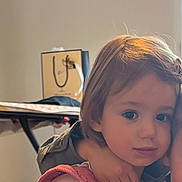 Andrea a rejoint le concours — aidez-le/la à gagner de superbes lots ! child, toddler, girl, hug, indoor, soft_light, curly_hair, pink_dress, white_shirt, cute, portrait, closeup, face, expression, affection, warmth, person, candid, young_child, sibling