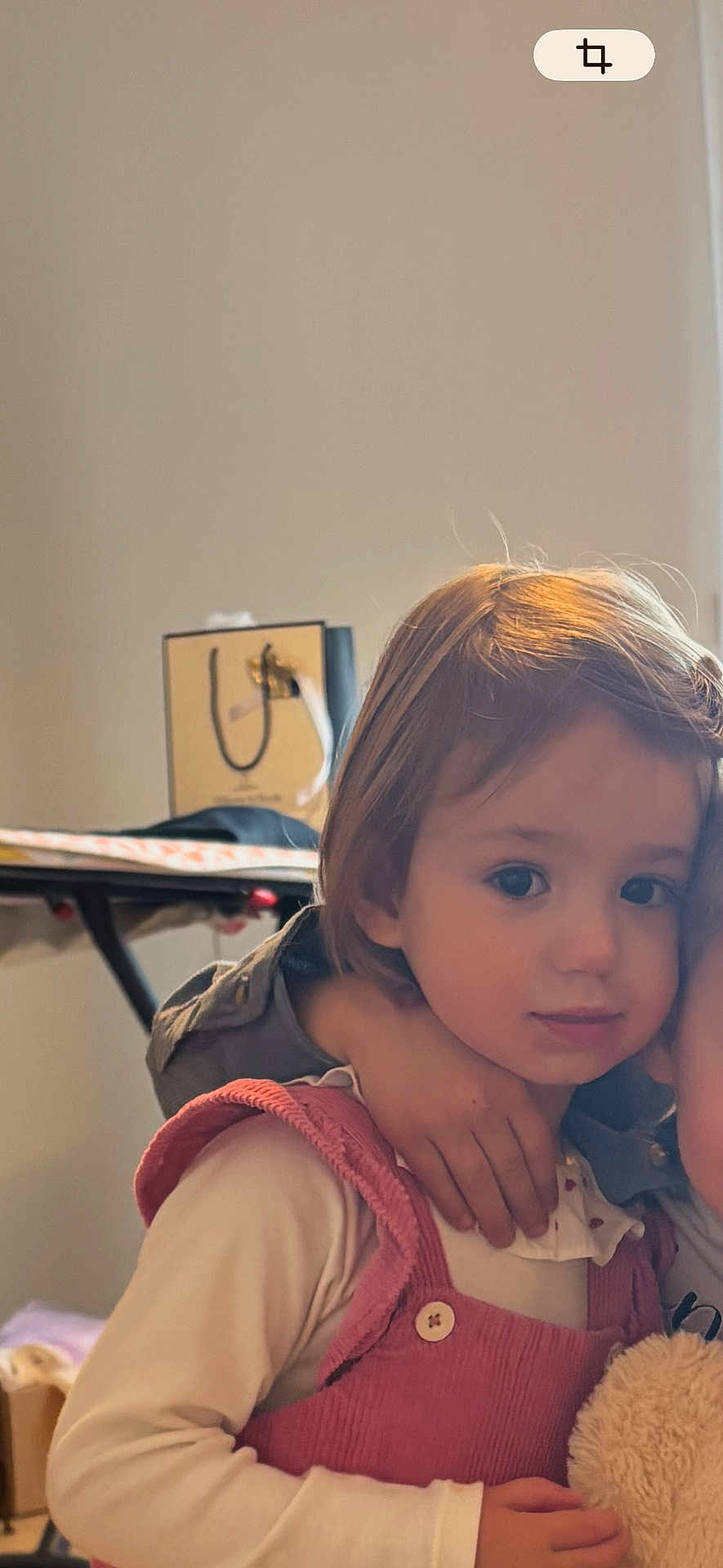 Andrea a rejoint le concours — aidez-le/la à gagner de superbes lots ! child, toddler, girl, hug, indoor, soft_light, curly_hair, pink_dress, white_shirt, cute, portrait, closeup, face, expression, affection, warmth, person, candid, young_child, sibling