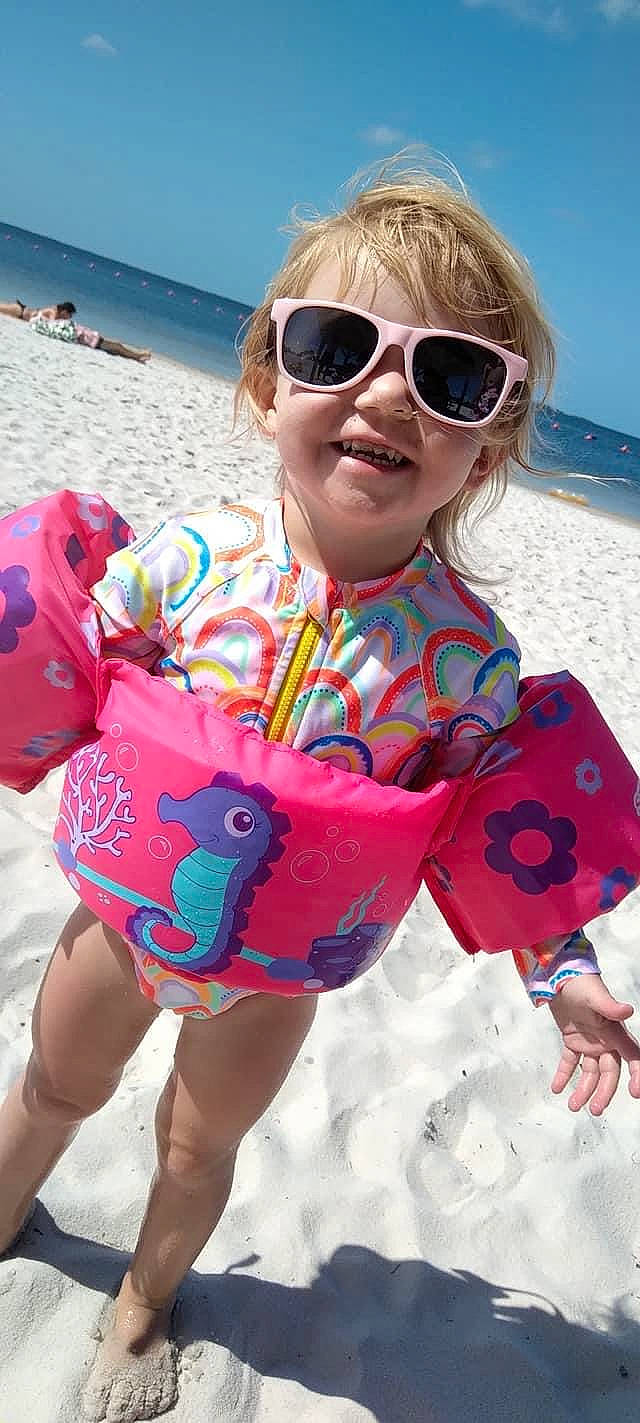 Coraline is registered to the contest to win money with this photo: azure, blue, eyewear, facial_expression, fashion, glasses, goggles, hairstyle, human, joy, light, organ, people_on_beach, person, photograph, skin, smile, sunglasses, textile, vision_care