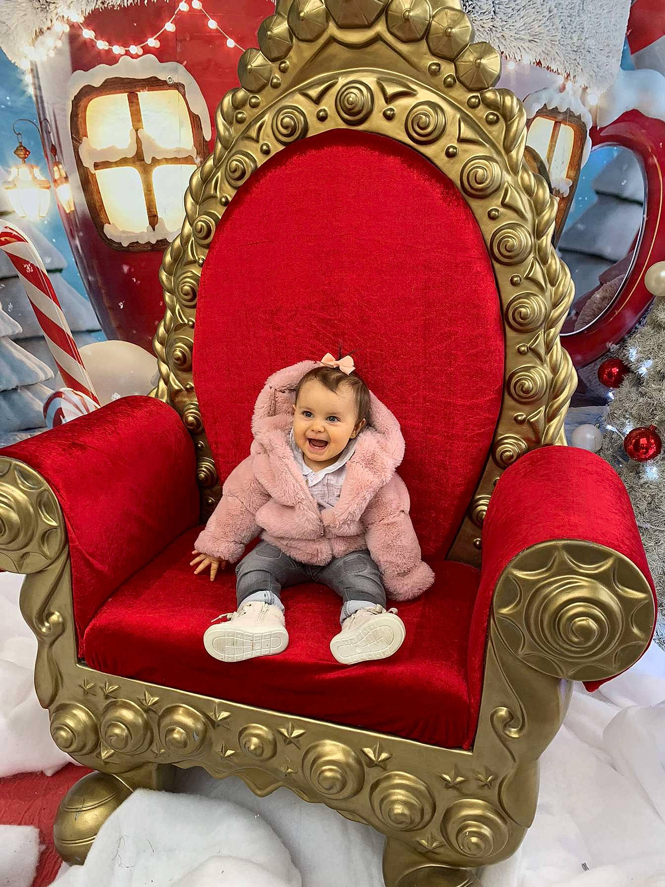 Joy a rejoint le concours — aidez-le/la à gagner de superbes lots ! art, circle, comfort, fashion_accessory, fictional_character, happy, illustration, interior_design, magenta, metal, organ, ornament, person, rectangle, red, room, sitting, smile, symbol, throne