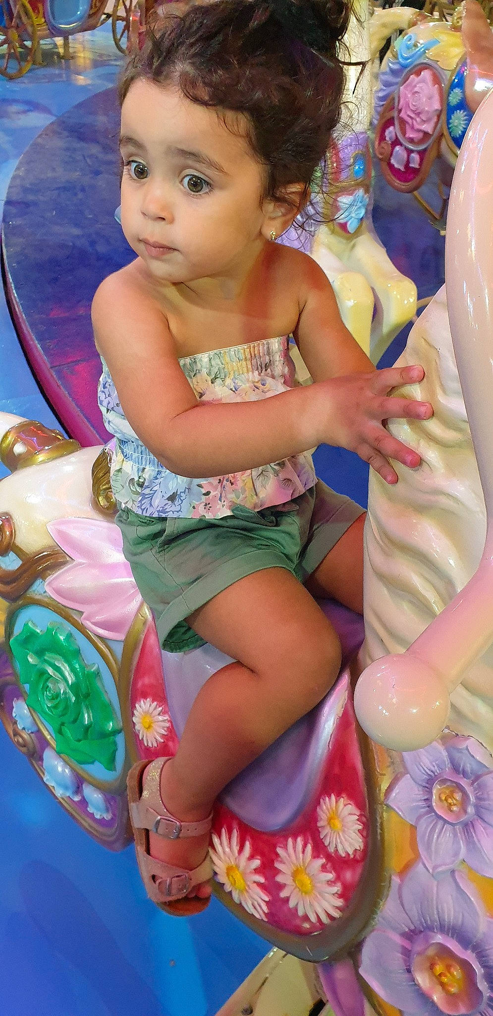 Meriem participe au concours pour gagner de l'argent avec cette photo : child, leg, person, play, sitting, smile, thigh, toddler