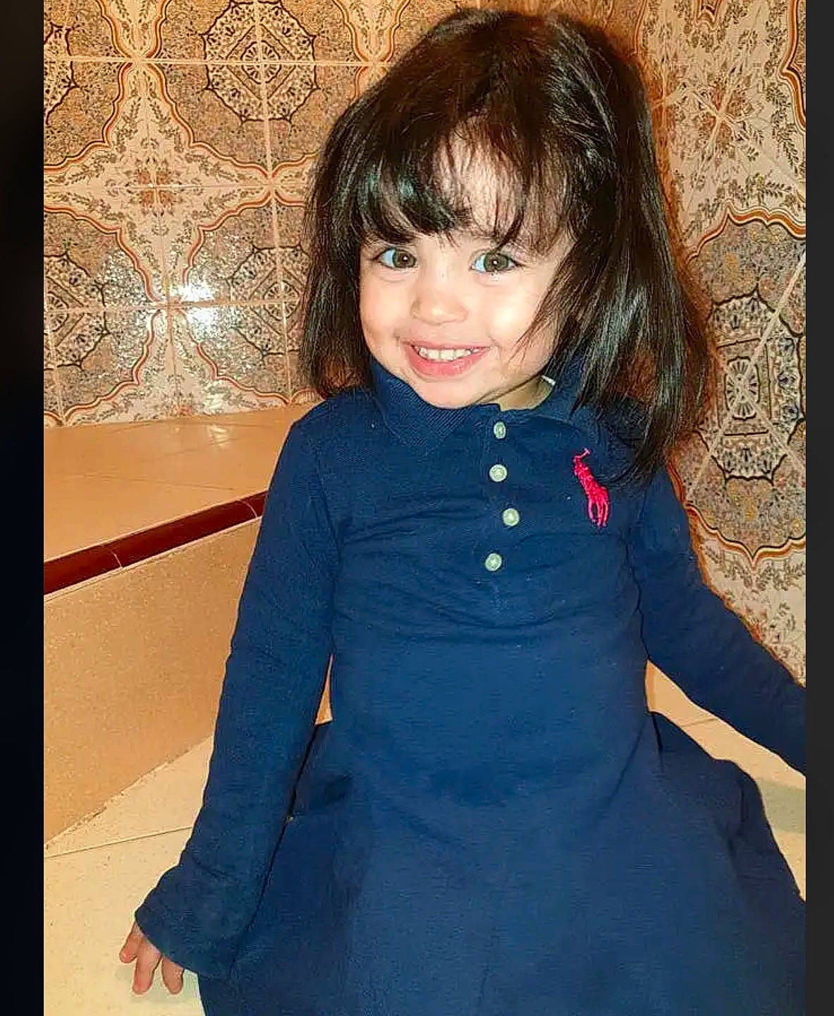 Meriem a rejoint le concours — aidez-le/la à gagner de superbes lots ! brown_hair, child, child_model, clothing, electric_blue, hair, hairstyle, joy, neck, outerwear, person, sleeve