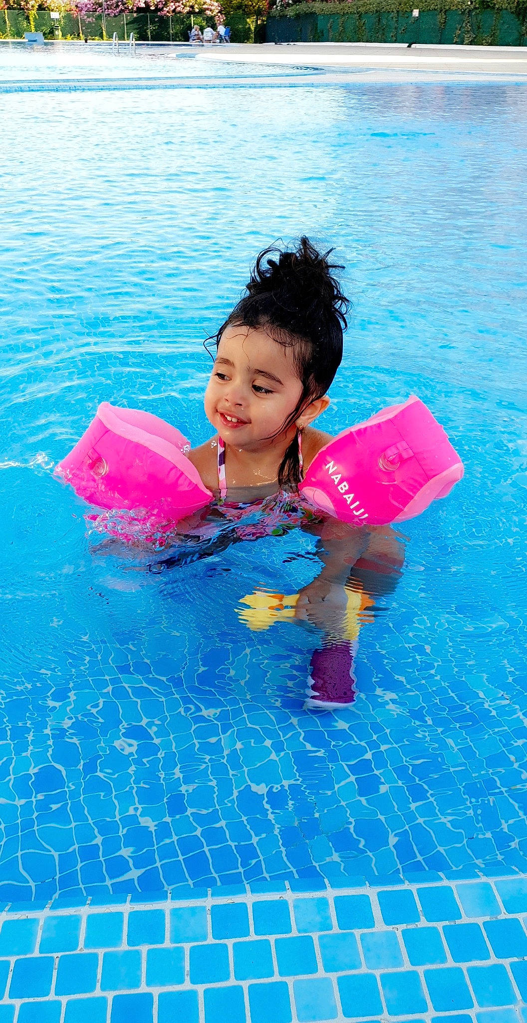 Meriem a rejoint le concours — aidez-le/la à gagner de superbes lots ! baby_float, child, fun, games, happy, inflatable, joy, leisure, person, pink, play, recreation, smile, summer, swimming, swimming_pool, vacation, water