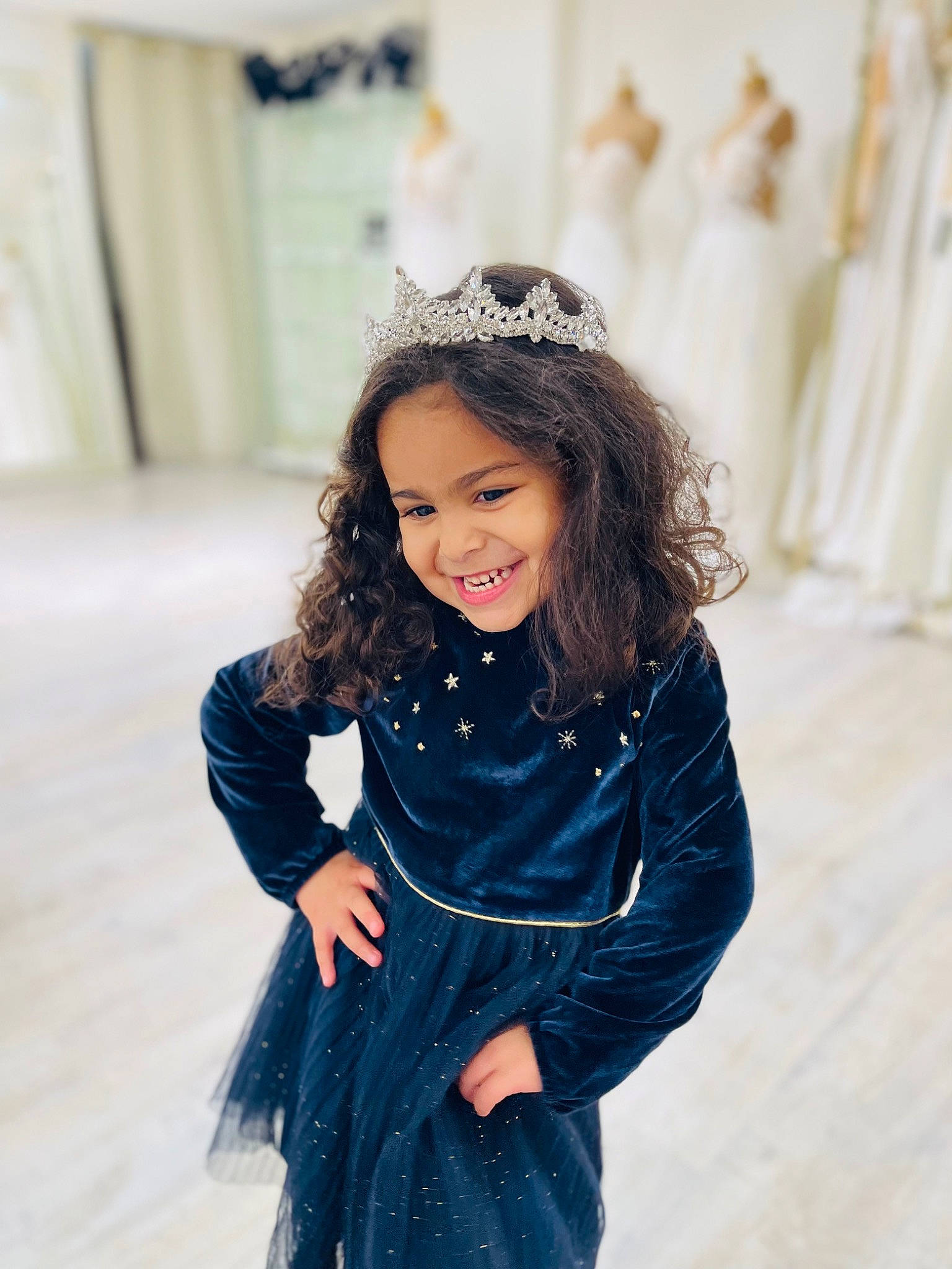 Lana a rejoint le concours — aidez-le/la à gagner de superbes lots ! arm, baby_toddler_clothing, black_hair, day_dress, dress, fashion, fashion_design, flash_photography, happy, iris, joy, one_piece_garment, outerwear, person, skin, sleeve, smile, standing, street_fashion, textile