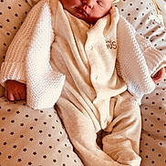 Louna a rejoint le concours — aidez-le/la à gagner de superbes lots ! baby, blanket, child, cozy, cream_color, cute, hat, indoors, infant, knitted_clothing, newborn, peaceful, pillow, portrait, resting, sleeping, small_hands, soft_texture, star_pattern, warm