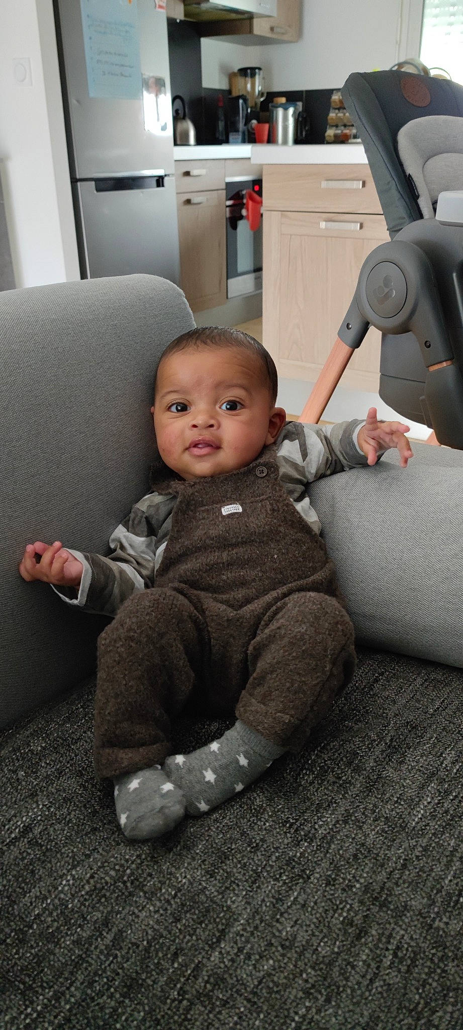 Kymani a rejoint le concours — aidez-le/la à gagner de superbes lots ! baby, baby_toddler_clothing, car_seat, cheek, child, comfort, family_car, floor, flooring, fun, lap, luxury_vehicle, machine, person, room, sitting, skin, steering_wheel, toddler, toy