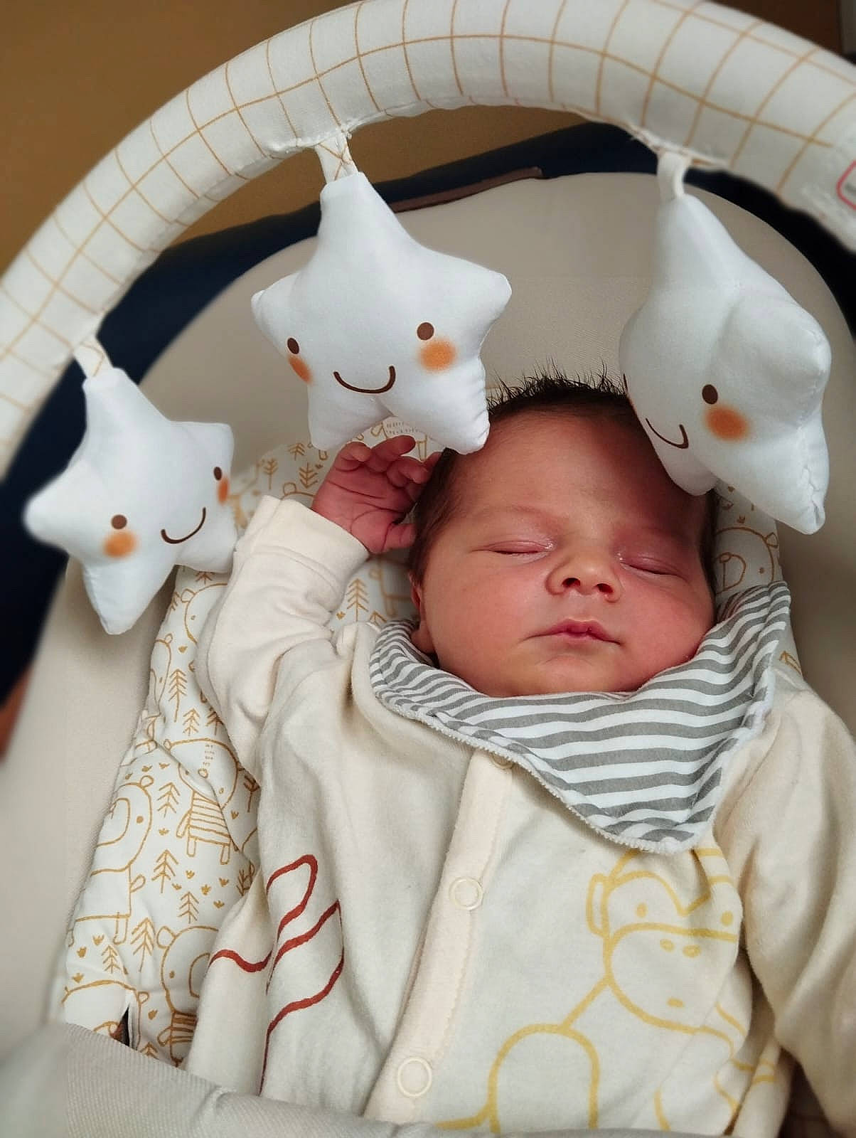 Soan a rejoint le concours — aidez-le/la à gagner de superbes lots ! baby, baby_sleeping, baby_toddler_clothing, cat, cheek, child, comfort, ear, felidae, head, linens, mammal, nose, person, skin, stuffed_toy, textile, toddler, toy, whiskers