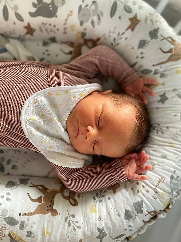 Soan a rejoint le concours — aidez-le/la à gagner de superbes lots ! baby, baby_products, baby_safety, baby_sleeping, baby_toddler_clothing, bedding, bedtime, child, comfort, head, infant_bed, linens, nap, pattern, person, portrait_photography, room, sleep, toddler, white