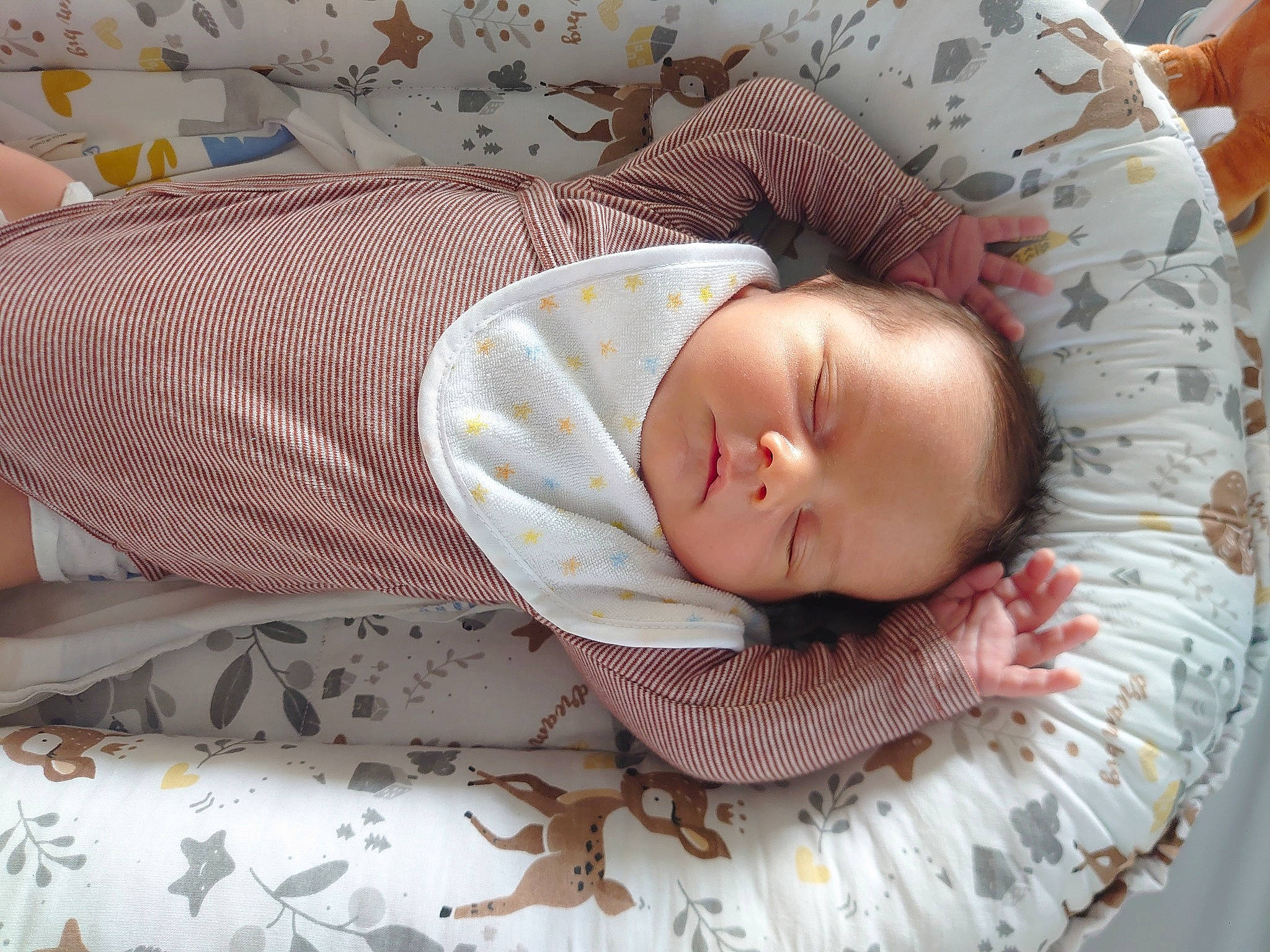 Soan participe au concours pour gagner de l'argent avec cette photo : baby, baby_products, baby_safety, baby_sleeping, baby_toddler_clothing, bed, bed_sheet, bedding, bedtime, child, comfort, head, infant_bed, linens, nap, pattern, person, room, skin, sleep