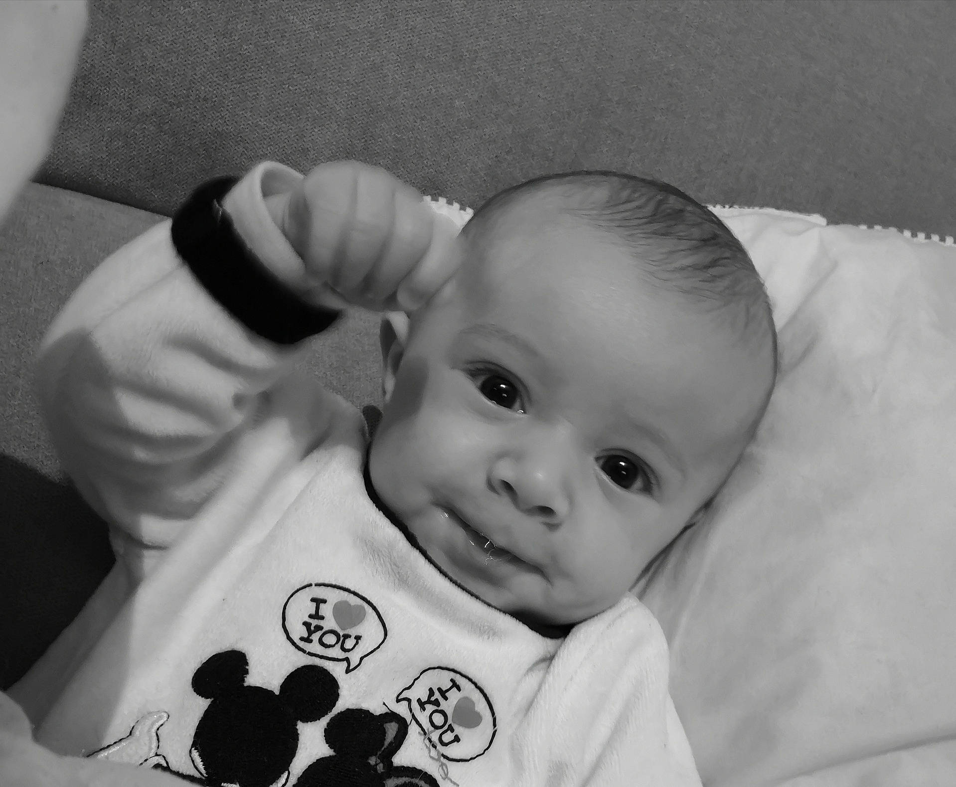 Nolhan a rejoint le concours — aidez-le/la à gagner de superbes lots ! baby, black, black_and_white, cheek, child, ear, eye, face, forehead, head, iris, monochrome, monochrome_photography, nose, person, photography, room, skin, smile, toddler