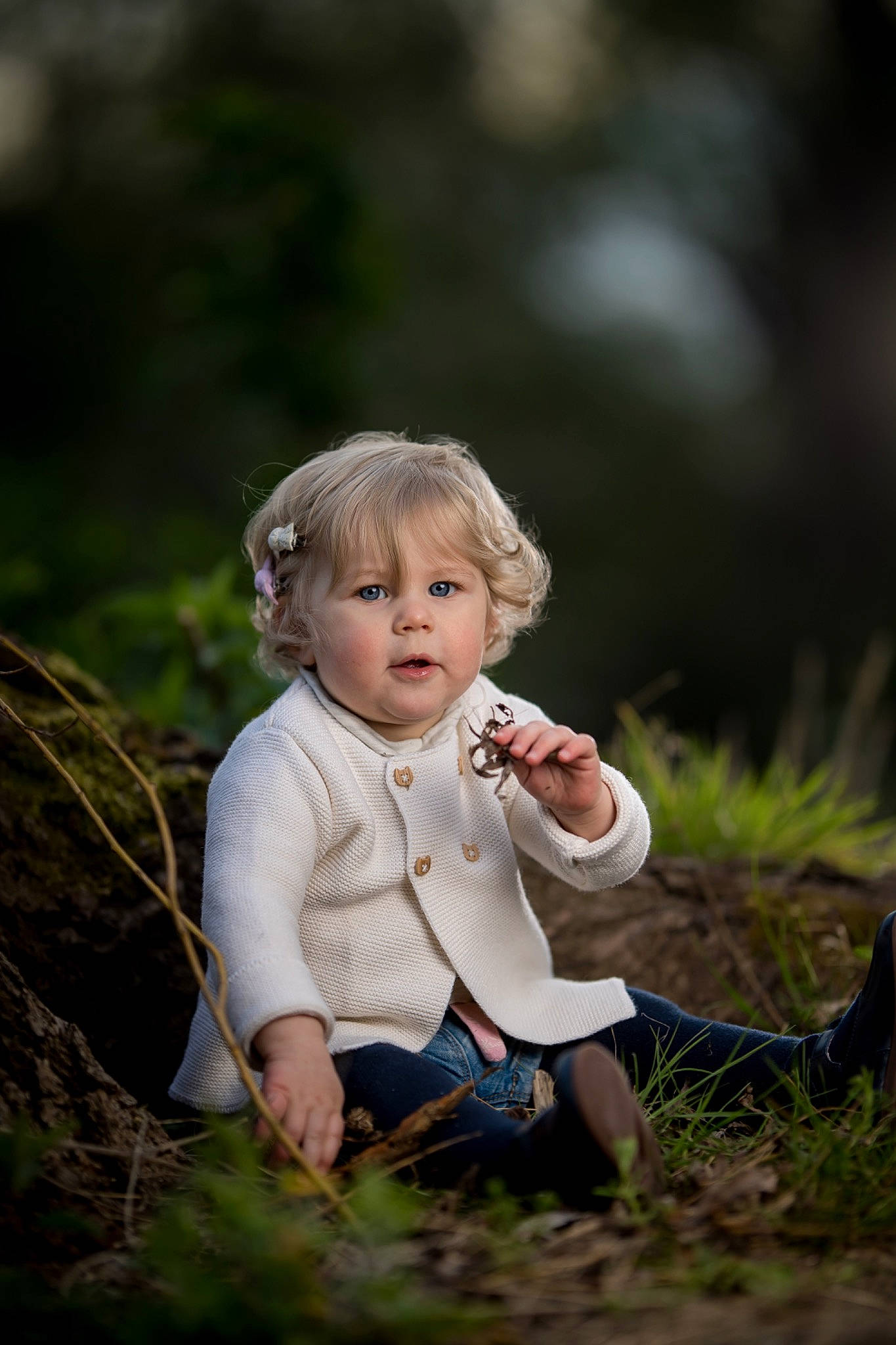 Paola participe au concours pour gagner de l'argent avec cette photo : baby, baby_toddler_clothing, child, eye, face, flash_photography, forest, fun, grass, grassland, hair, happy, head, leisure, people_in_nature, person, plant, sitting, skin, toddler
