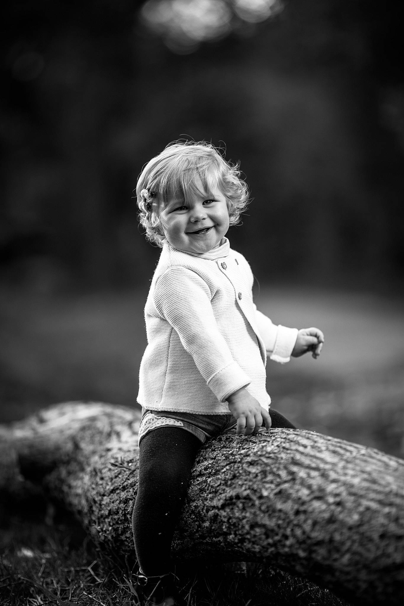 Paola participe au concours pour gagner de l'argent avec cette photo : black_and_white, child, flash_photography, forest, fun, gesture, grass, grey, happy, joy, leg, monochrome, monochrome_photography, people_in_nature, person, plant, sky, smile, style, toddler