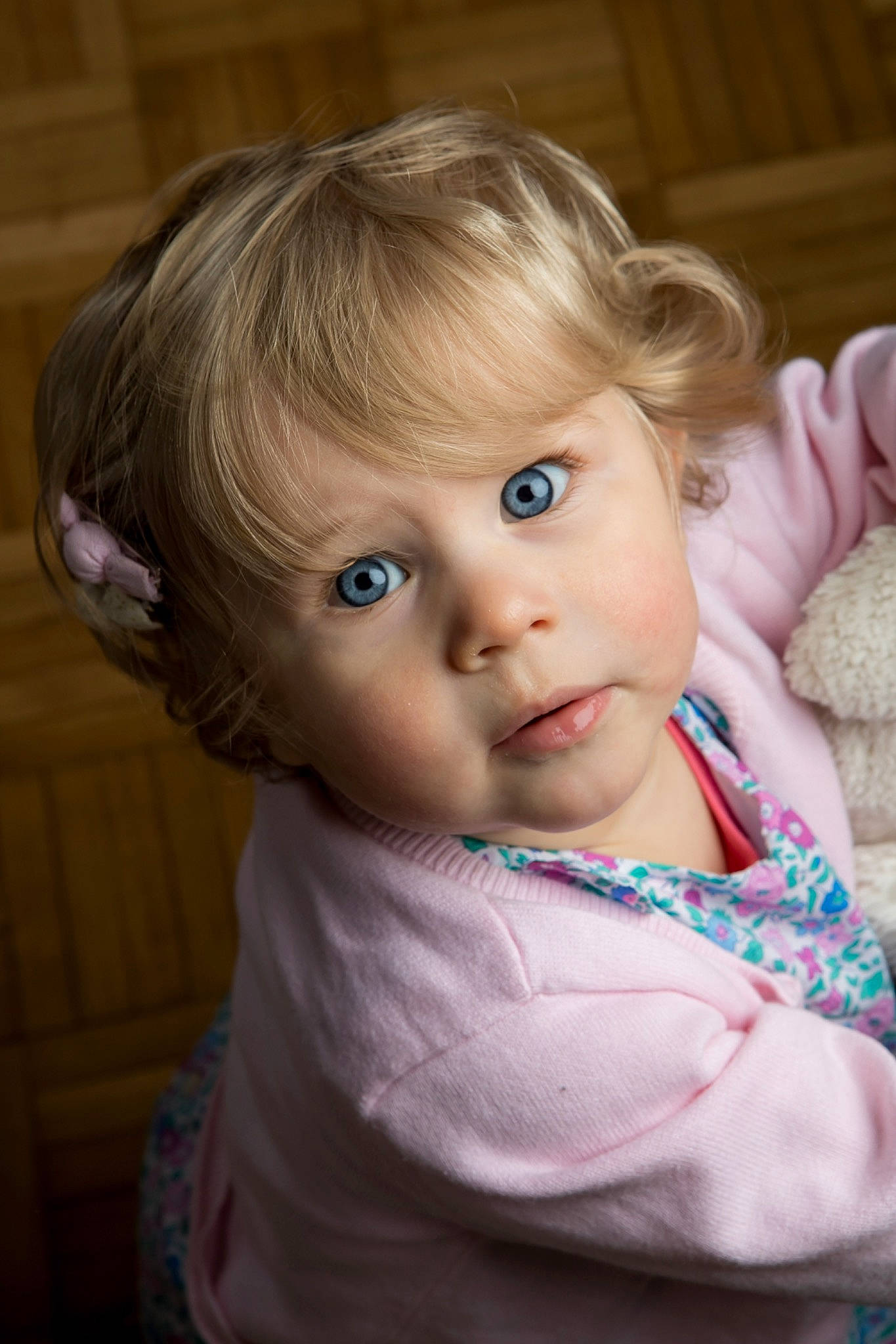 Paola a rejoint le concours — aidez-le/la à gagner de superbes lots ! baby, baby_toddler_clothing, cheek, chin, ear, eye, eyebrow, eyelash, face, gesture, hair, hairstyle, head, iris, lip, mouth, nose, person, skin, sleeve