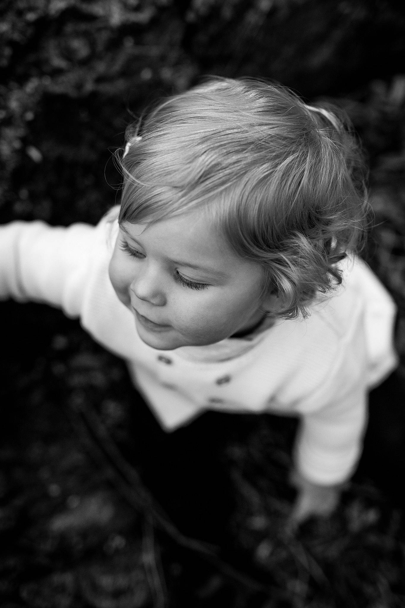 Paola a rejoint le concours — aidez-le/la à gagner de superbes lots ! arm, baby, black_and_white, cheek, child, eye, flash_photography, grass, hand, happy, head, human_body, iris, people_in_nature, person, plant, skin, standing, style, toddler