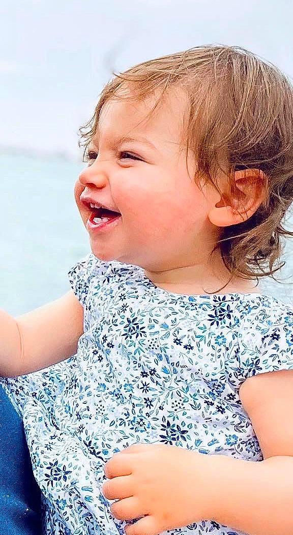 Amélia a rejoint le concours — aidez-le/la à gagner de superbes lots ! azure, baby_toddler_clothing, child, eyelash, face, facial_expression, flash_photography, gesture, hair, hairstyle, happy, iris, lip, neck, person, shoulder, skin, sleeve, smile, standing