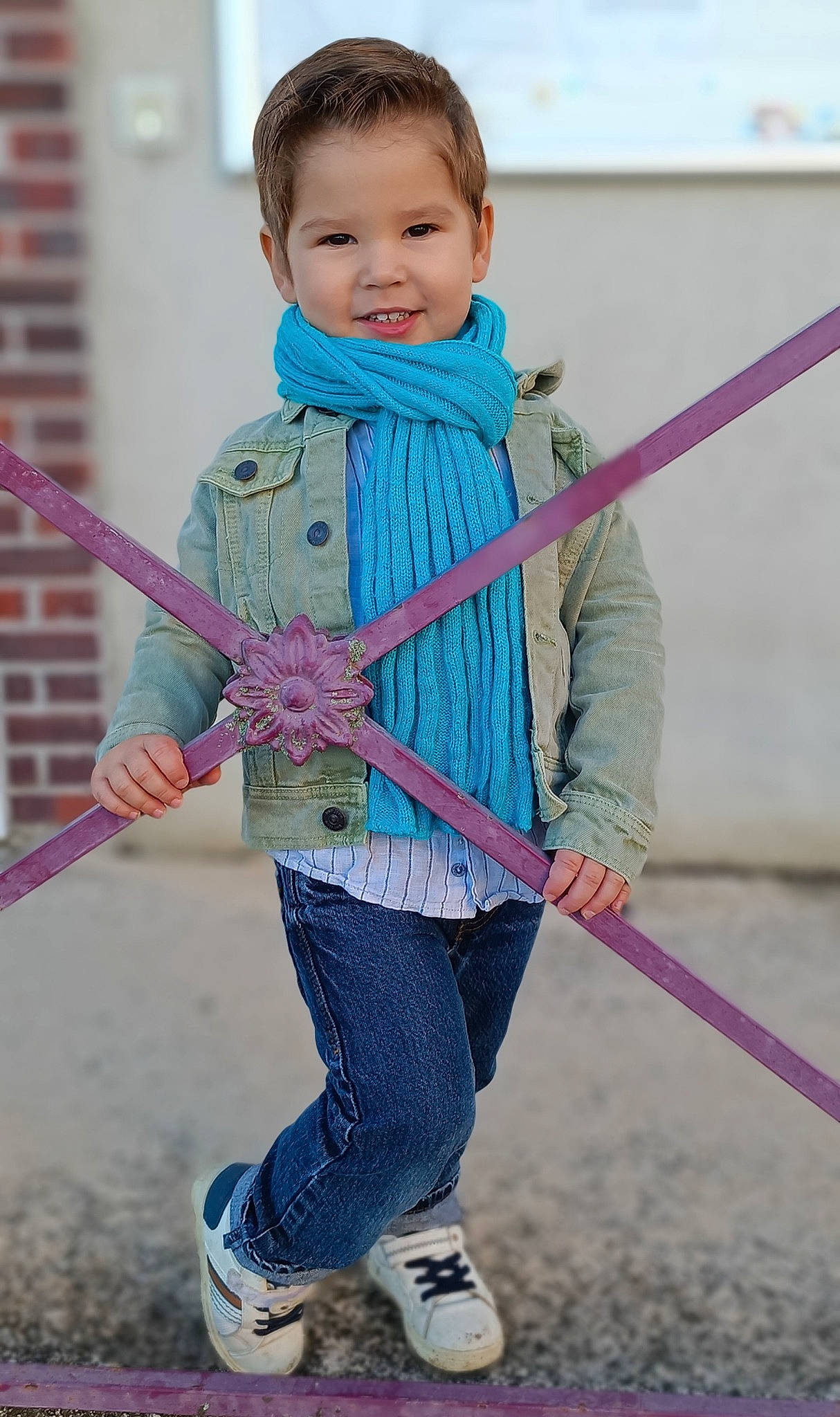 Gabriel participe au concours pour gagner de l'argent avec cette photo : child, electric_blue, face, fun, happy, joy, leg, leisure, magenta, outdoor_play_equipment, person, pink, product, purple, recreation, rope, sleeve, smile, sneakers, swing