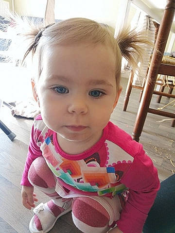 émmy a rejoint le concours — aidez-le/la à gagner de superbes lots ! baby_toddler_clothing, cheek, dress, ear, eyebrow, eyelash, facial_expression, hairstyle, happy, head, iris, lip, mammal, nose, person, pink, product, skin, sleeve, toddler