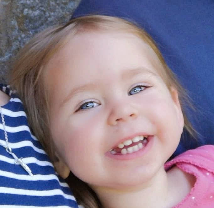 émmy a rejoint le concours — aidez-le/la à gagner de superbes lots ! blond, cheek, child, chin, ear, eyebrow, eyelash, facial_expression, flash_photography, forehead, happy, iris, jaw, joy, lip, mouth, nose, person, skin, smile